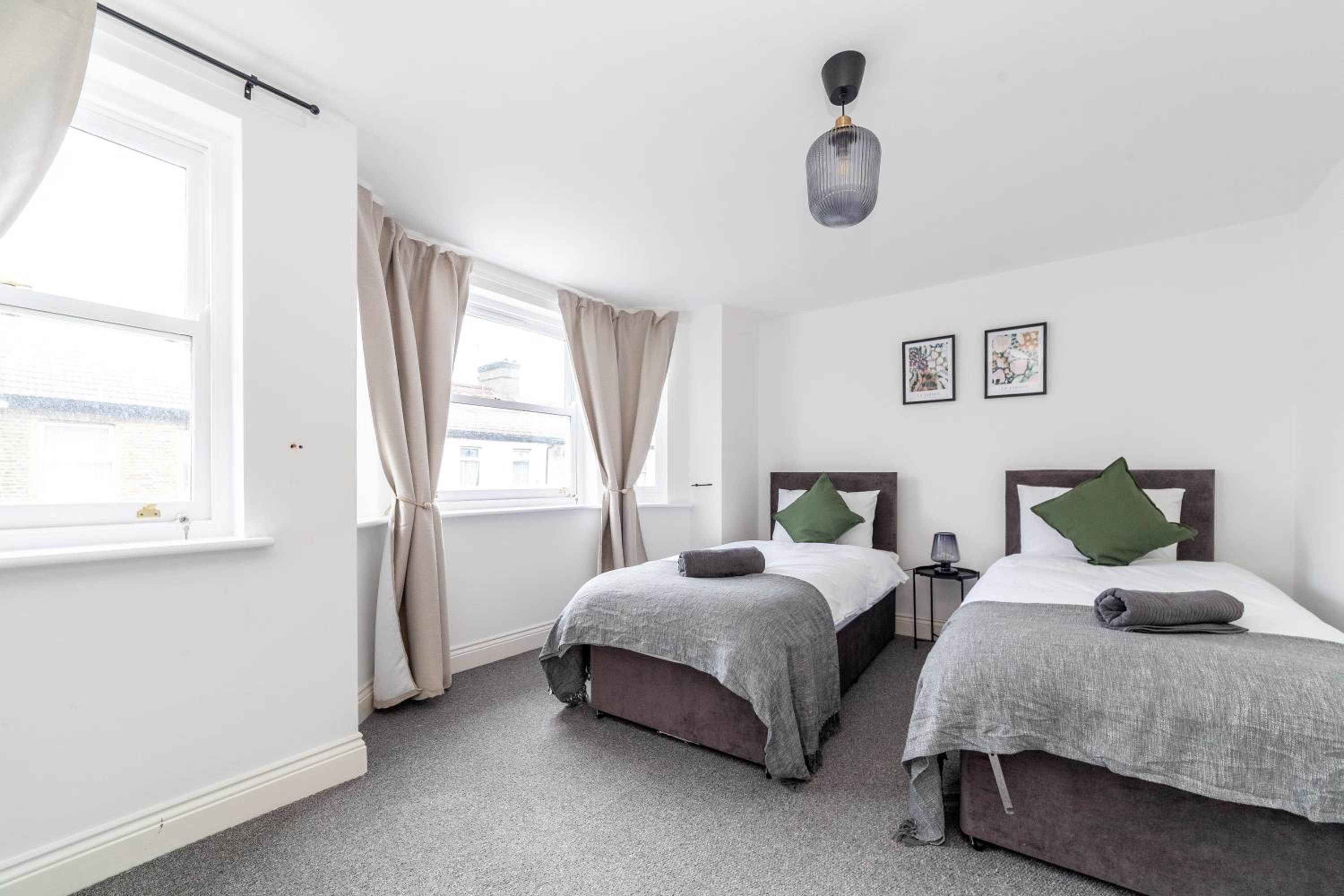 Arte Stays Serviced Houses Stratford - 3 Bedrooms 2 Bathrooms Houses London, Stratford, Maryland, Free Parking, Garden, Weekly or Monthly Stays - up to 8 g