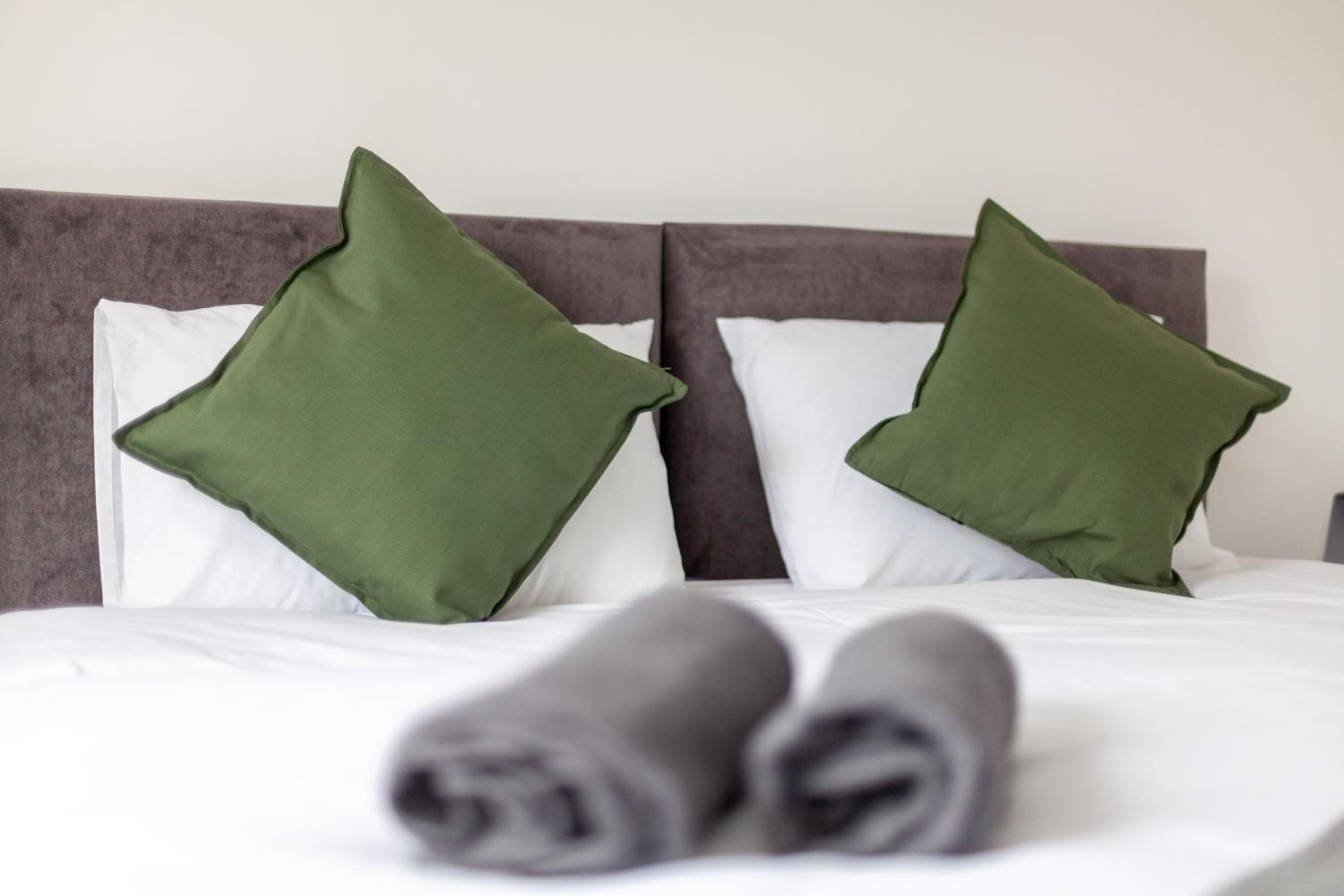 Arte Stays Serviced Houses Stratford - 3 Bedrooms 2 Bathrooms Houses London, Stratford, Maryland, Free Parking, Garden, Weekly or Monthly Stays - up to 8 g