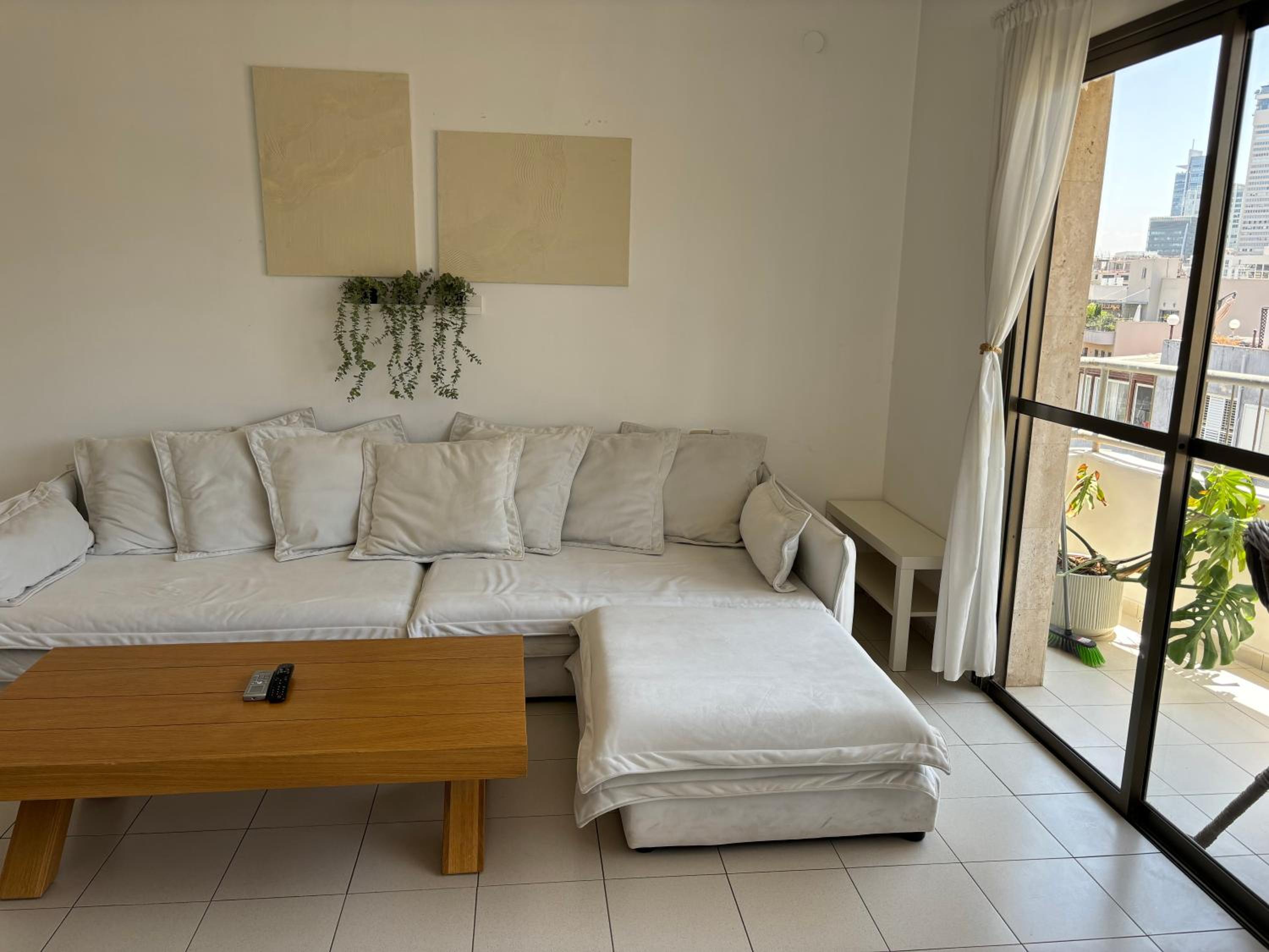 Beautiful 1 Bedroom Apartment Next To Hacarmel Market And The Royal Beach