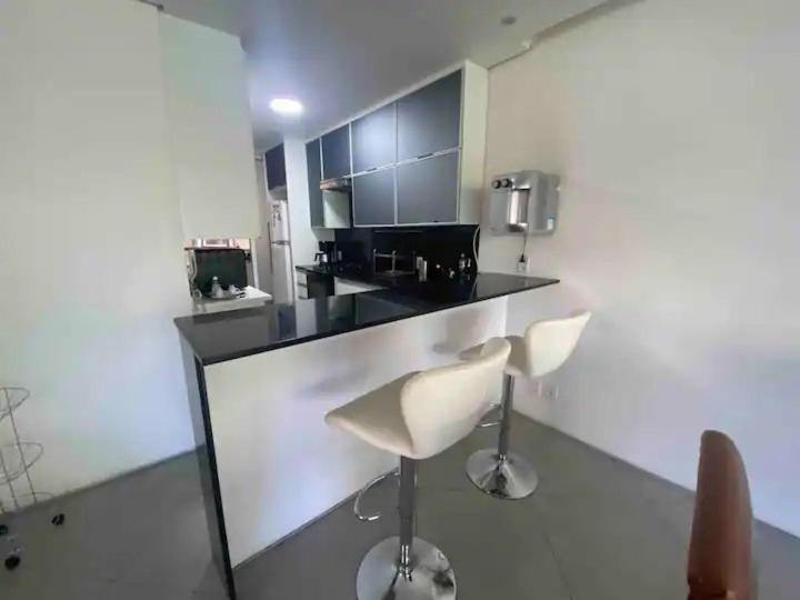 Apartamento 3 quartos, hidromassagem, garagem, duas quadras da praia do Leblon