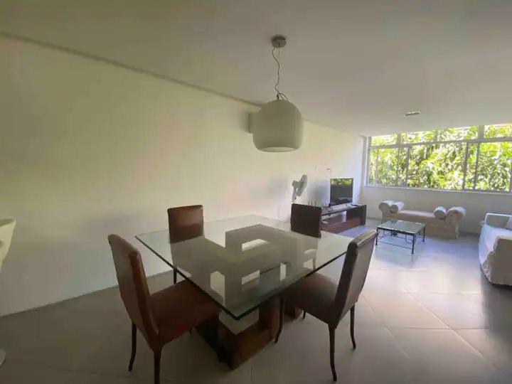 Apartamento 3 quartos, hidromassagem, garagem, duas quadras da praia do Leblon