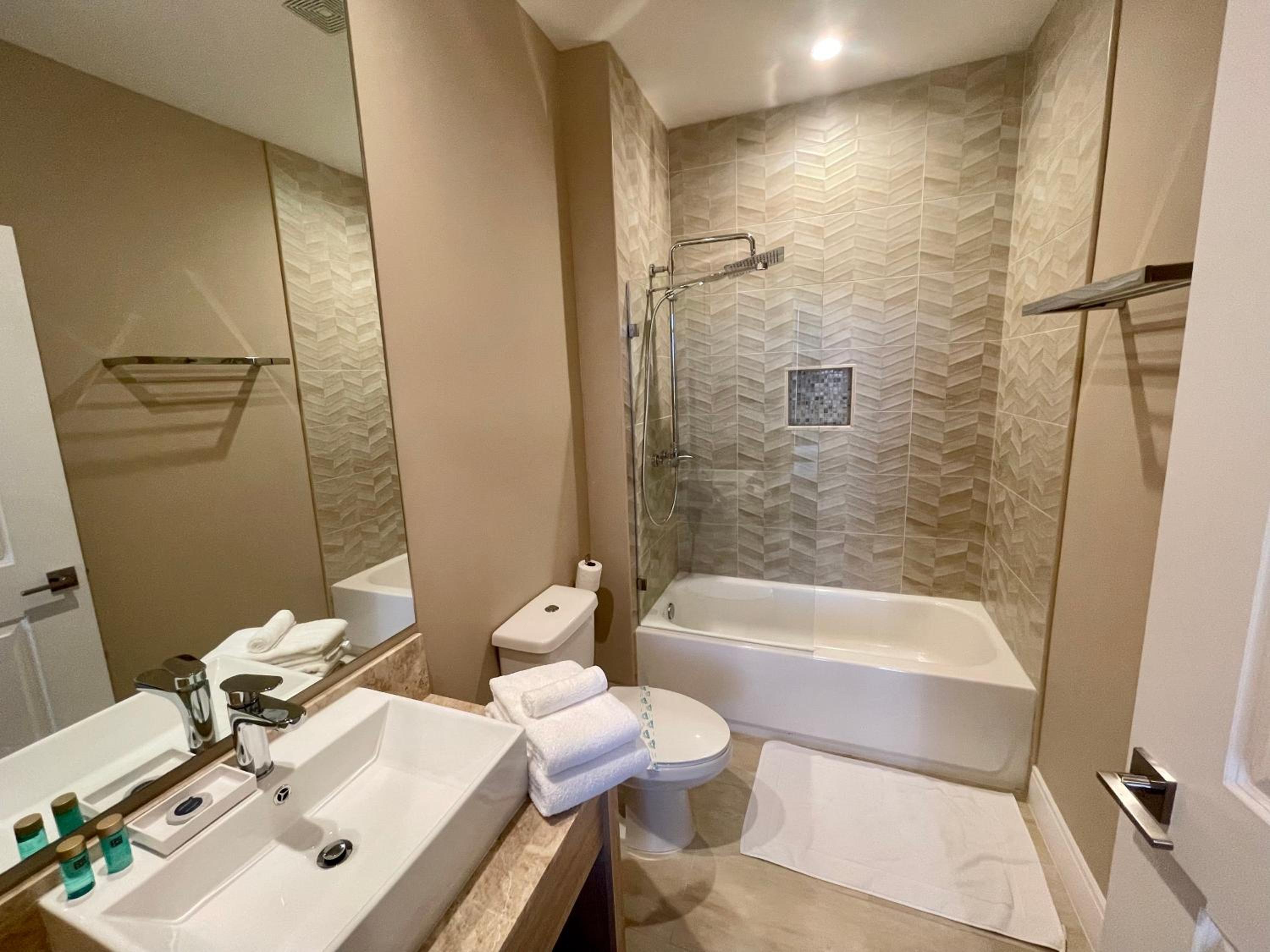 Luxury Home in Orlando with private Hot Tub - 7 Min from Disney Parks - 3 bedrooms and 4 bathrooms!