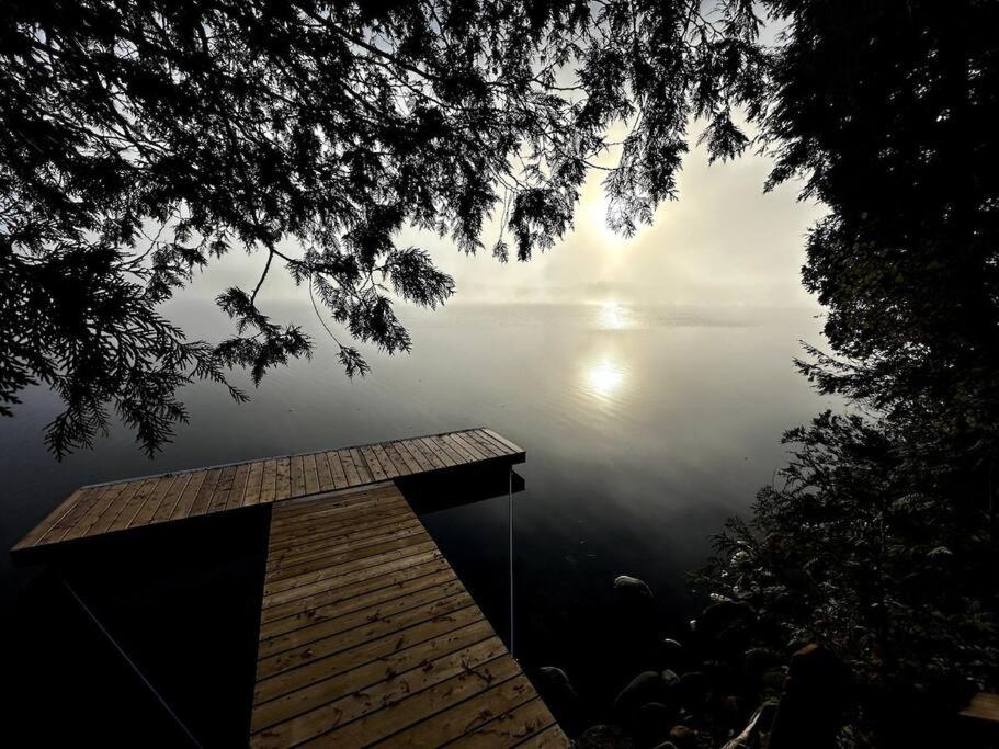 Grinmore Lakehouse with Panoramic View & Hot Tub
