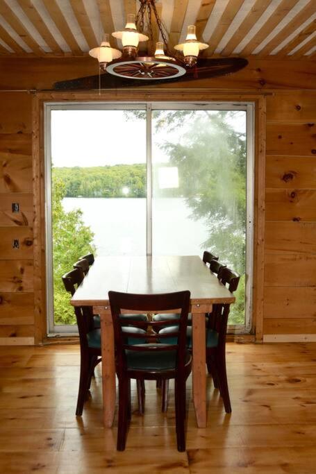 Grinmore Lakehouse with Panoramic View & Hot Tub