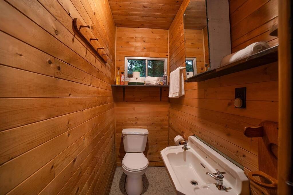 Grinmore Lakehouse with Panoramic View & Hot Tub