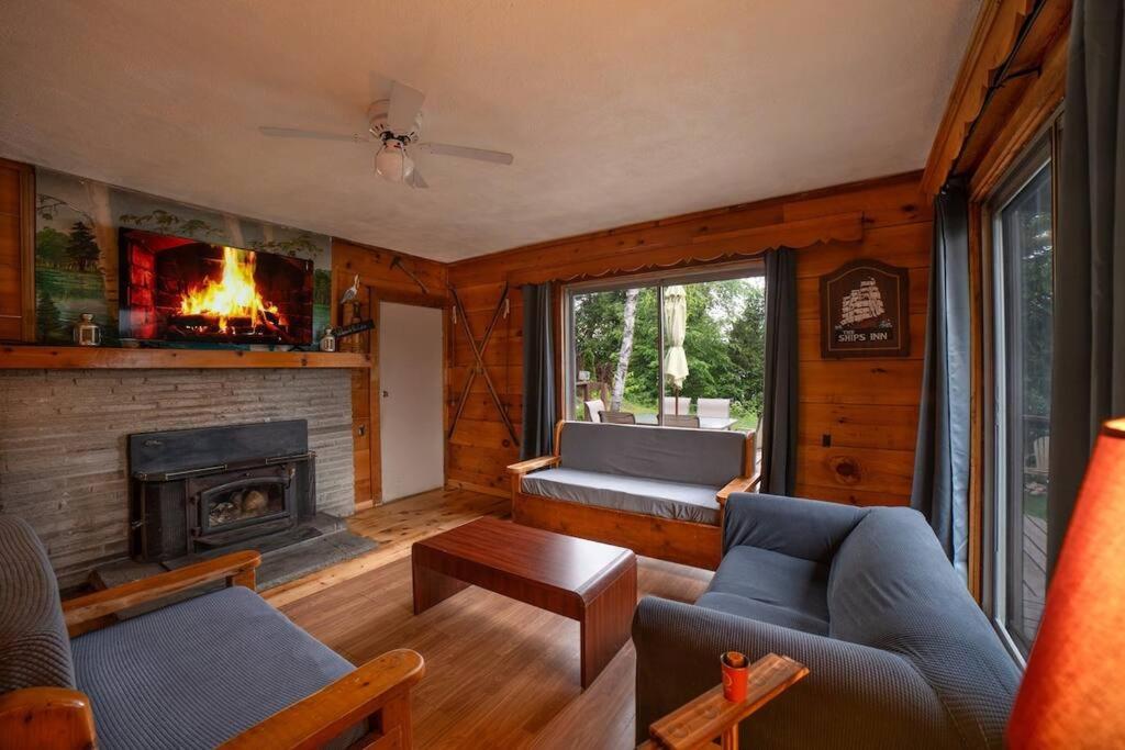Grinmore Lakehouse with Panoramic View & Hot Tub