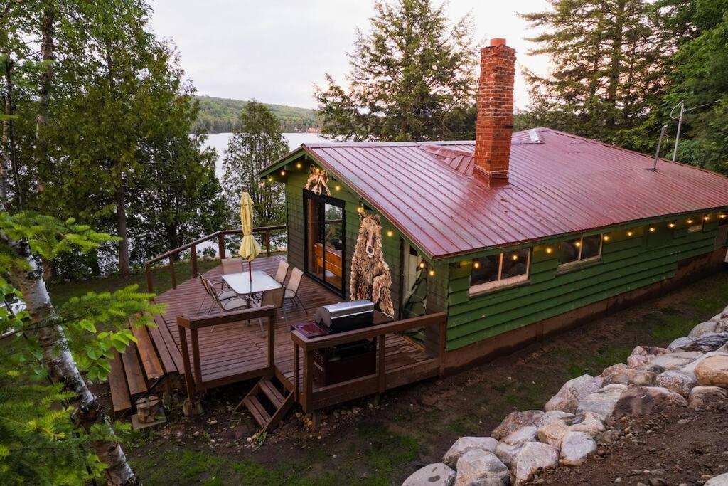 Grinmore Lakehouse with Panoramic View & Hot Tub