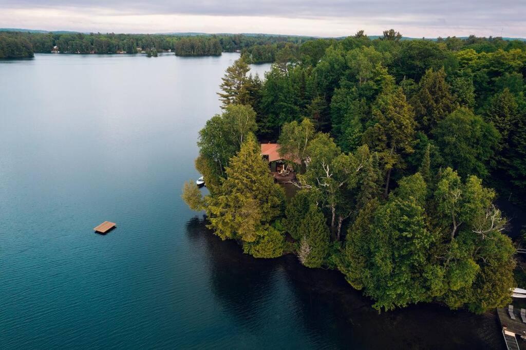 Grinmore Lakehouse with Panoramic View & Hot Tub