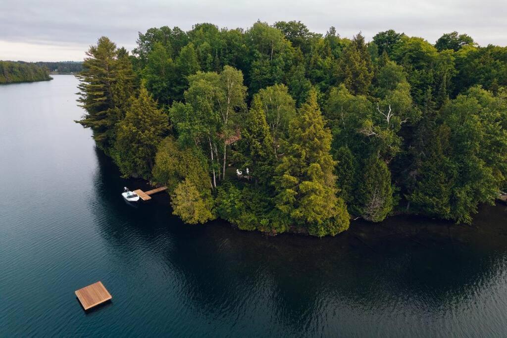 Grinmore Lakehouse with Panoramic View & Hot Tub