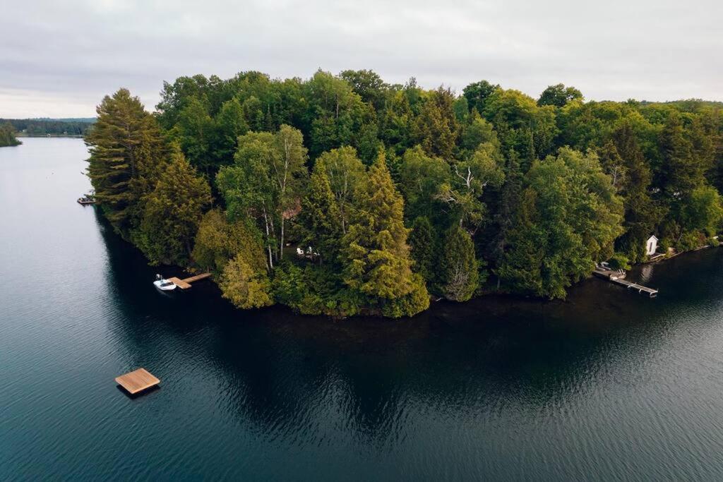 Grinmore Lakehouse with Panoramic View & Hot Tub