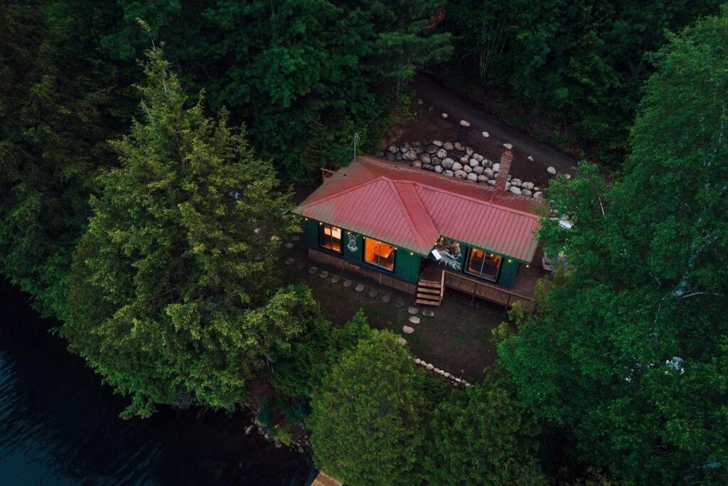 Grinmore Lakehouse with Panoramic View & Hot Tub