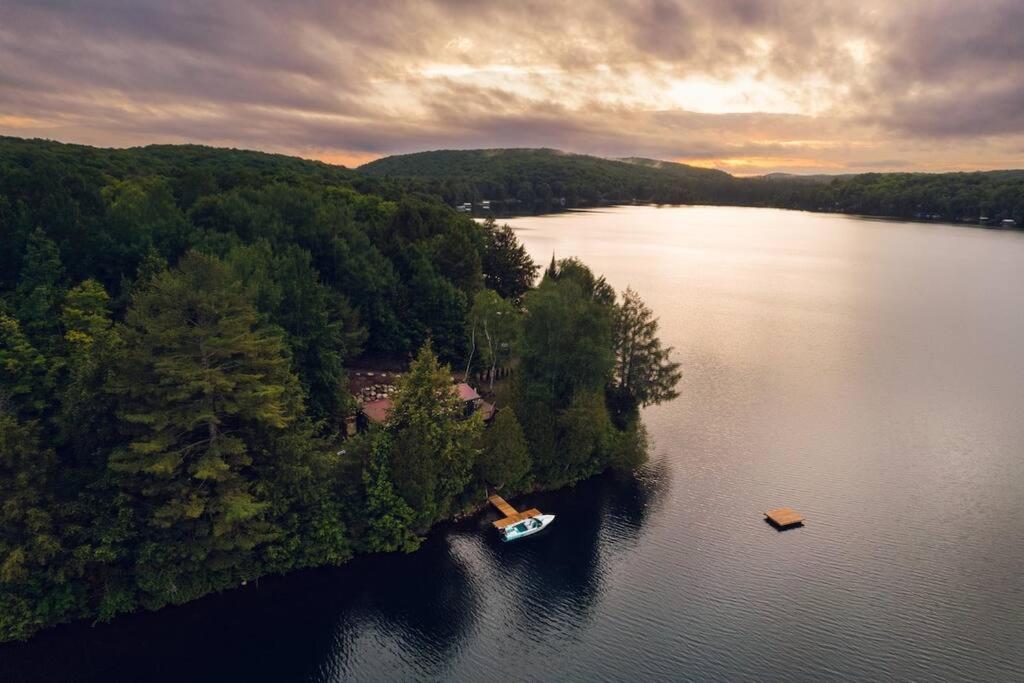 Grinmore Lakehouse with Panoramic View & Hot Tub