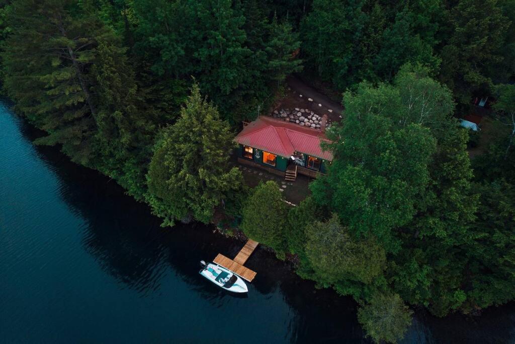 Grinmore Lakehouse with Panoramic View & Hot Tub