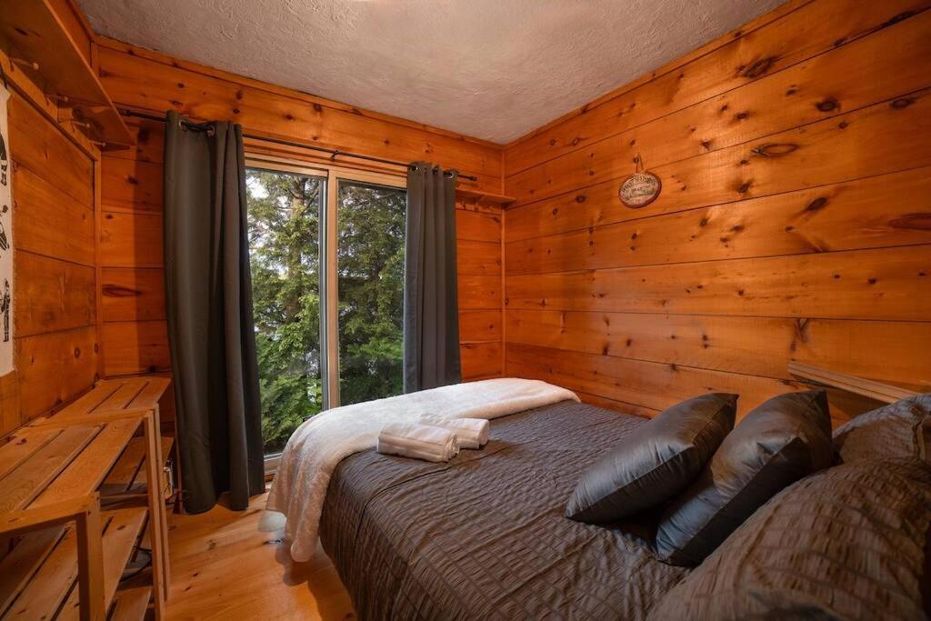 Grinmore Lakehouse with Panoramic View & Hot Tub
