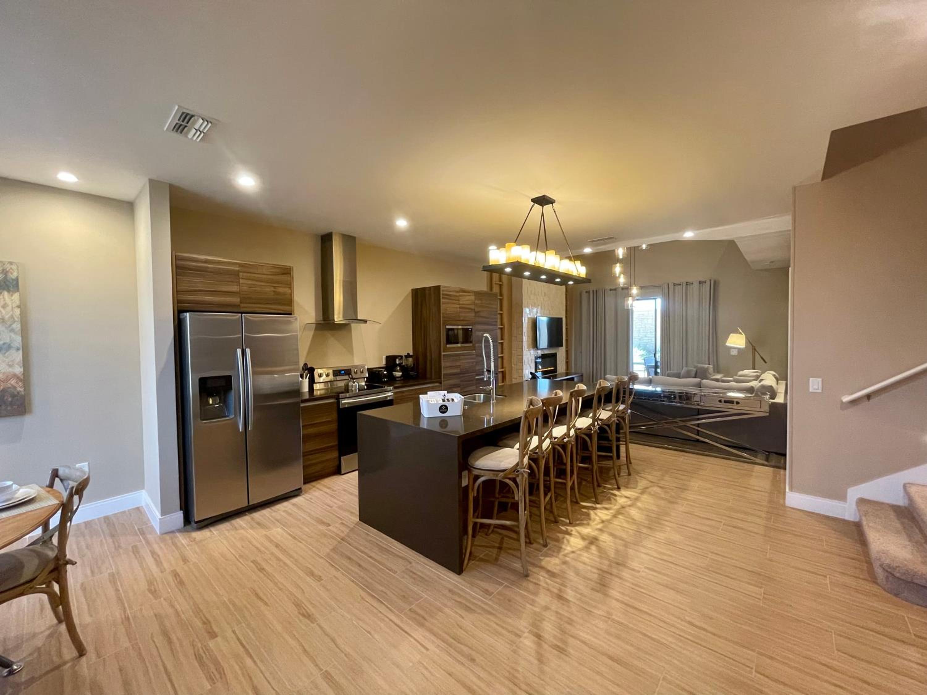 Luxury Home in Orlando with private Hot Tub - 7 Min from Disney Parks - 3 bedrooms and 4 bathrooms!