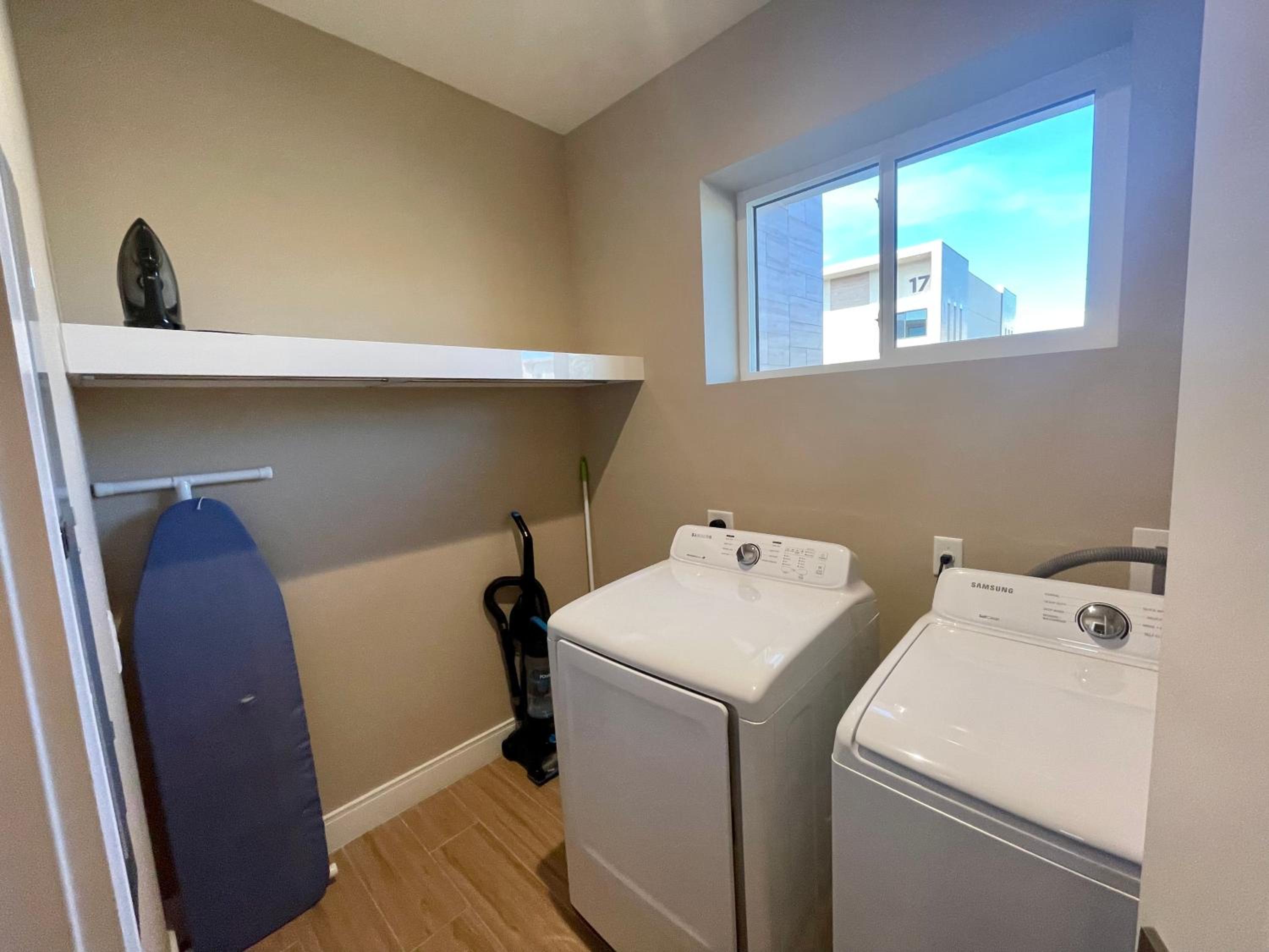 Luxury Home in Orlando with private Hot Tub - 7 Min from Disney Parks - 3 bedrooms and 4 bathrooms!