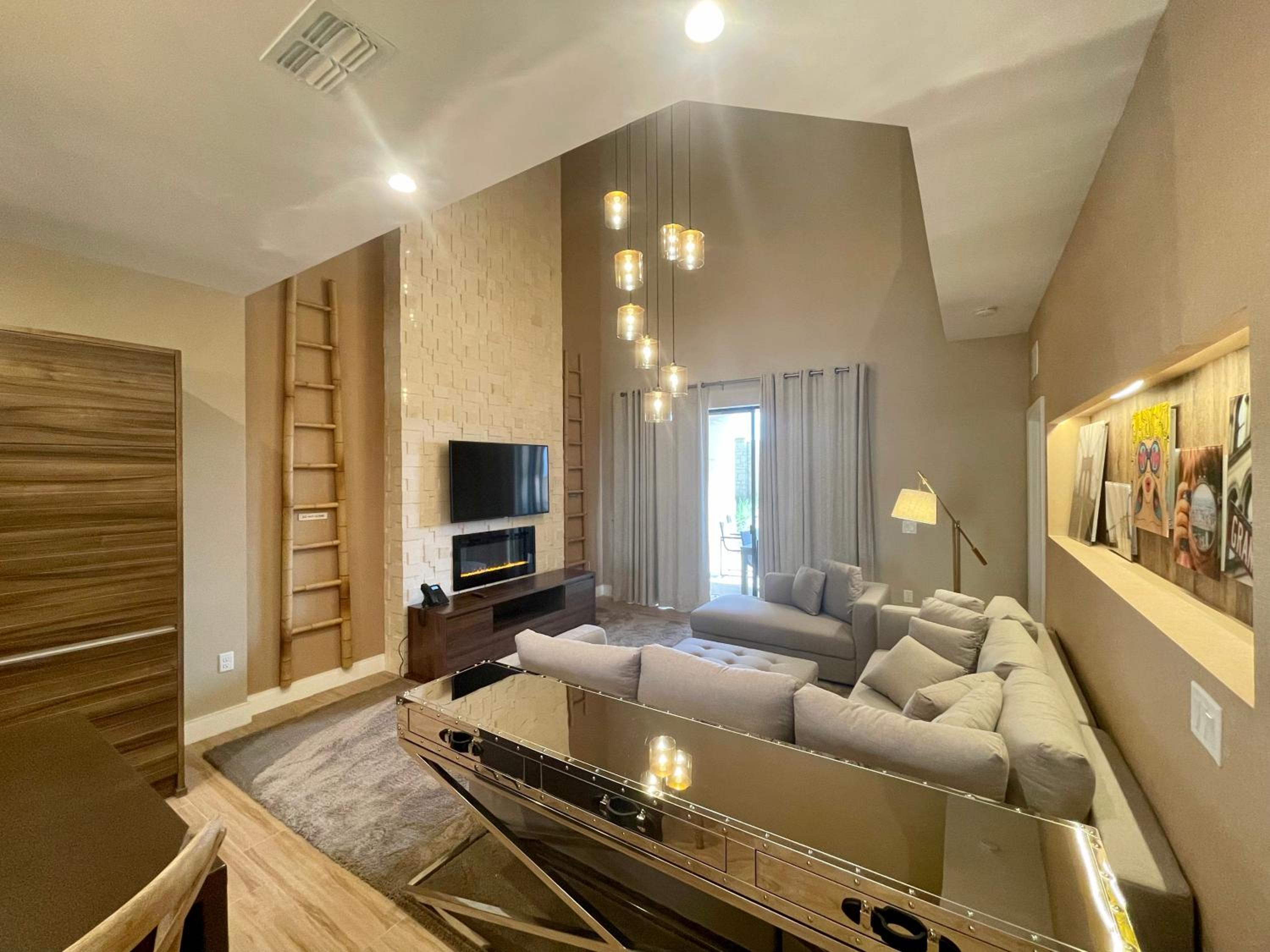Luxury Home in Orlando with private Hot Tub - 7 Min from Disney Parks - 3 bedrooms and 4 bathrooms!
