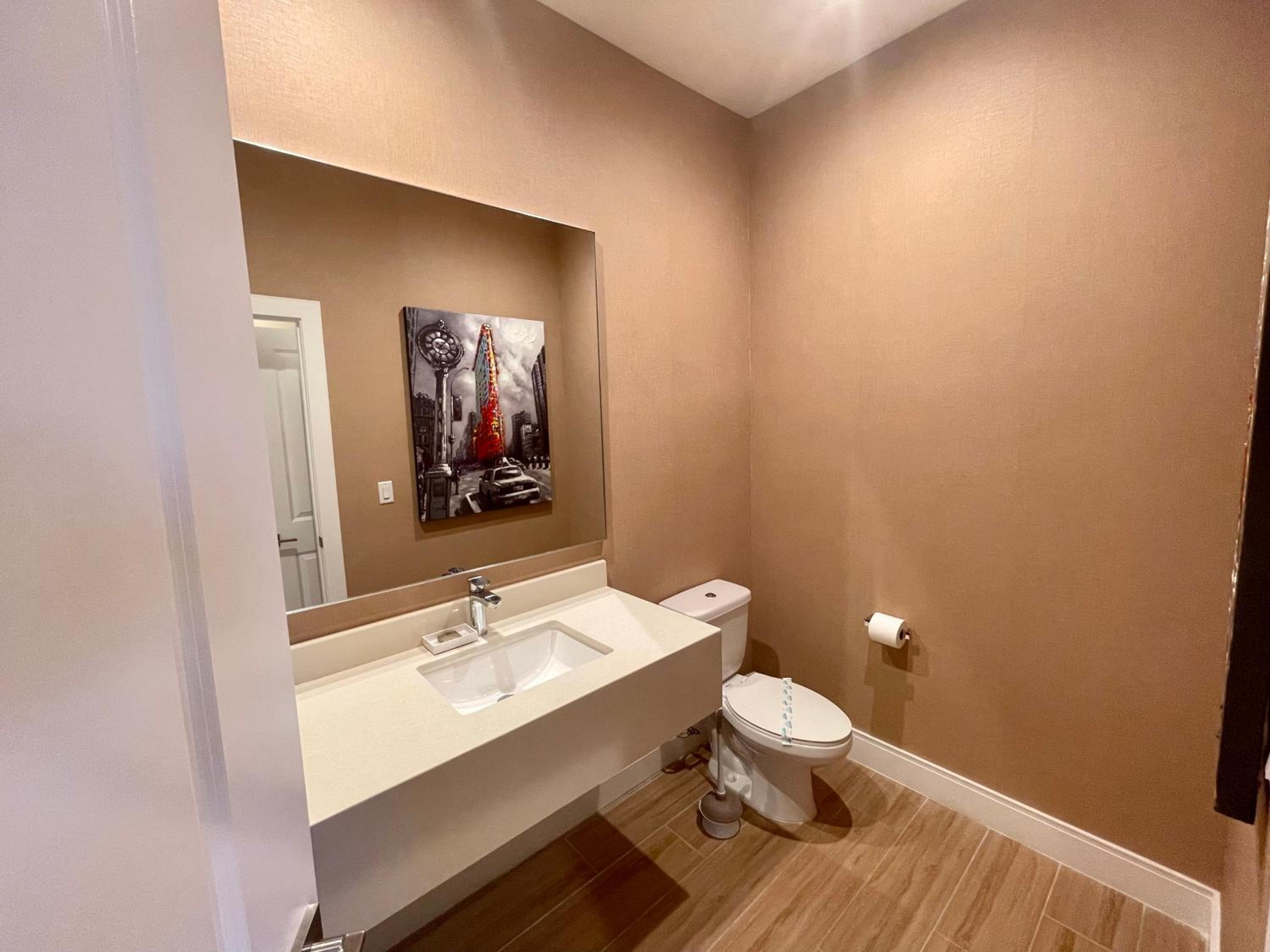 Luxury Home in Orlando with private Hot Tub - 7 Min from Disney Parks - 3 bedrooms and 4 bathrooms!