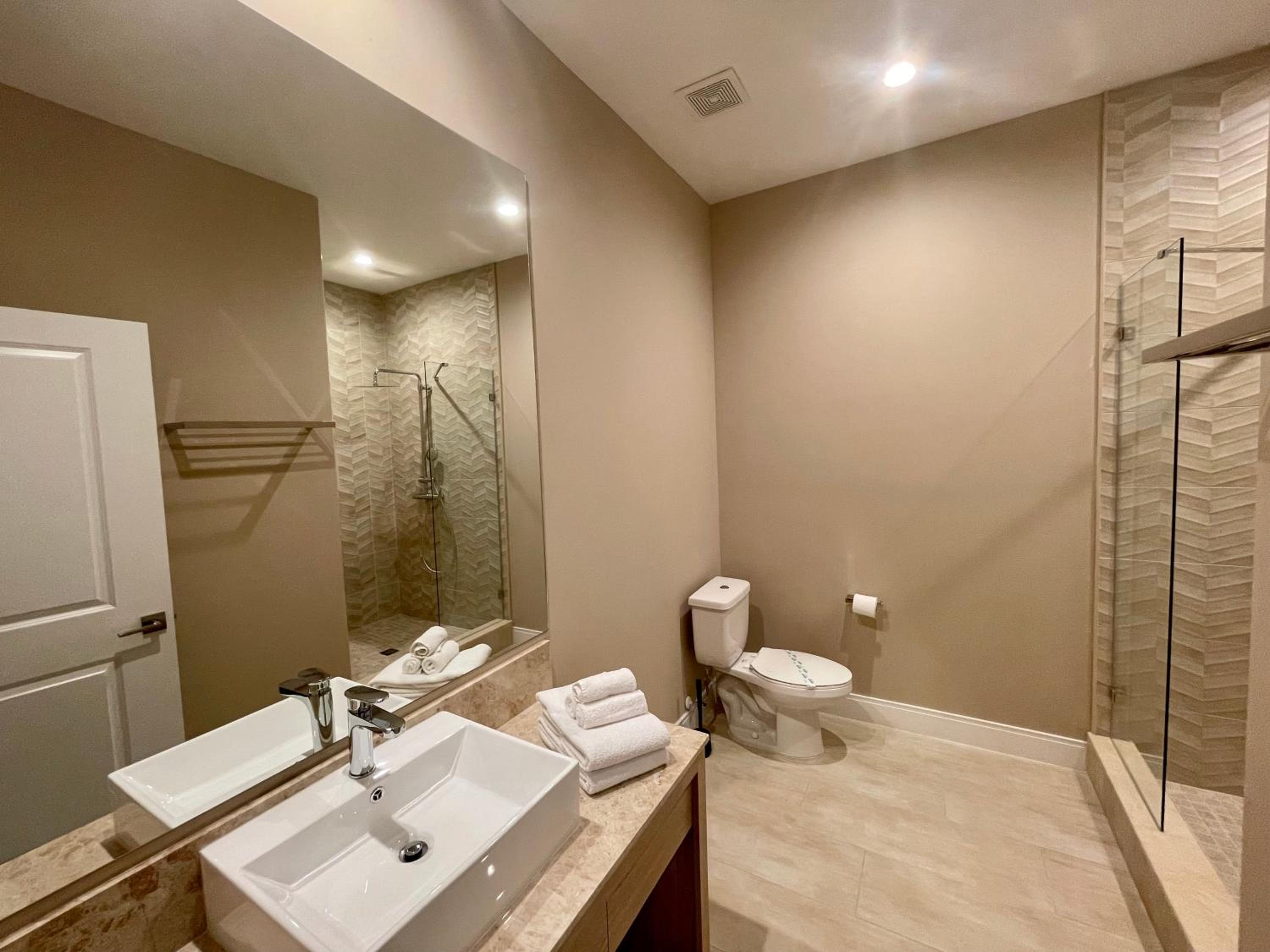 Luxury Home in Orlando with private Hot Tub - 7 Min from Disney Parks - 3 bedrooms and 4 bathrooms!