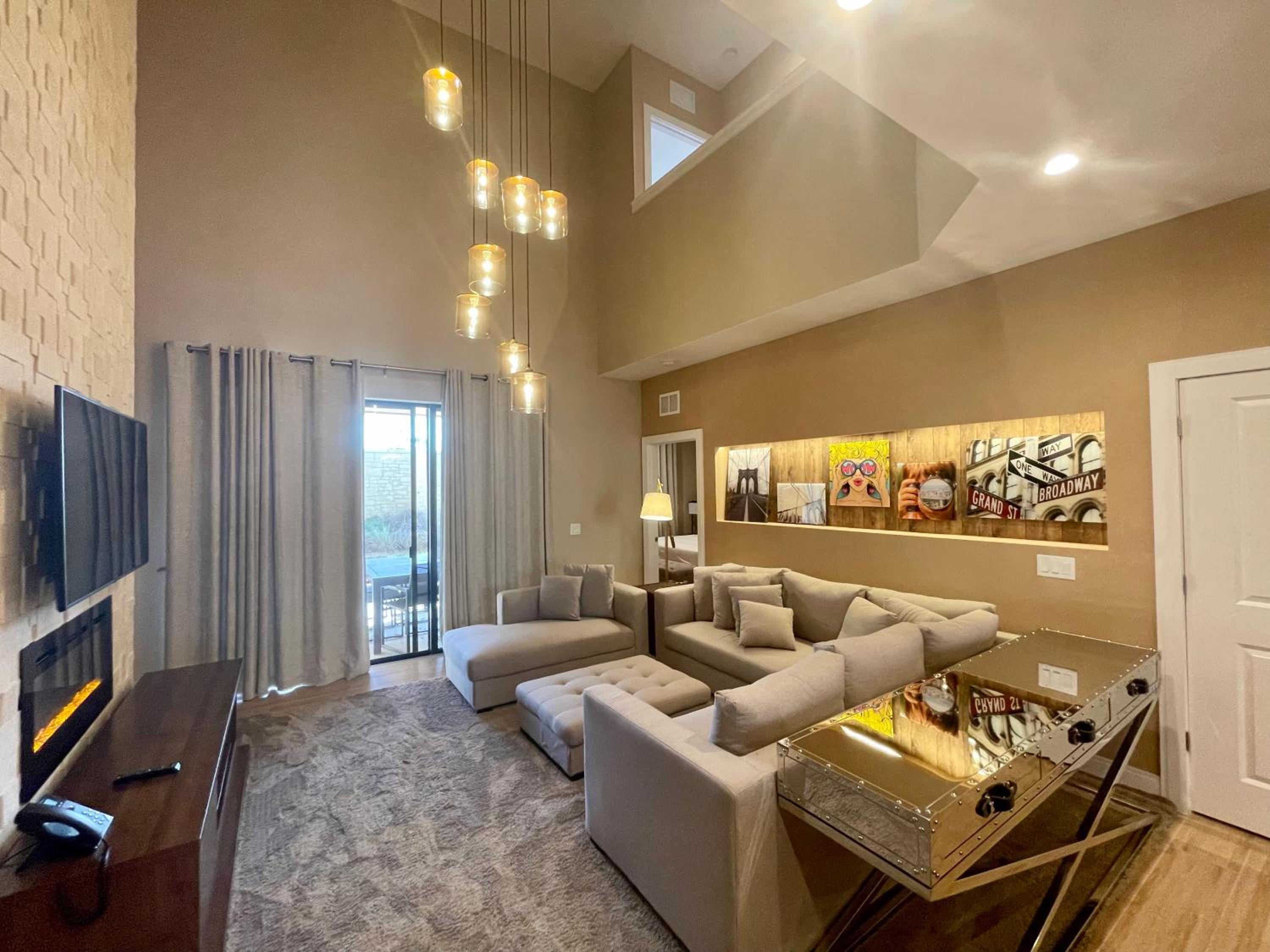 Luxury Home in Orlando with private Hot Tub - 7 Min from Disney Parks - 3 bedrooms and 4 bathrooms!