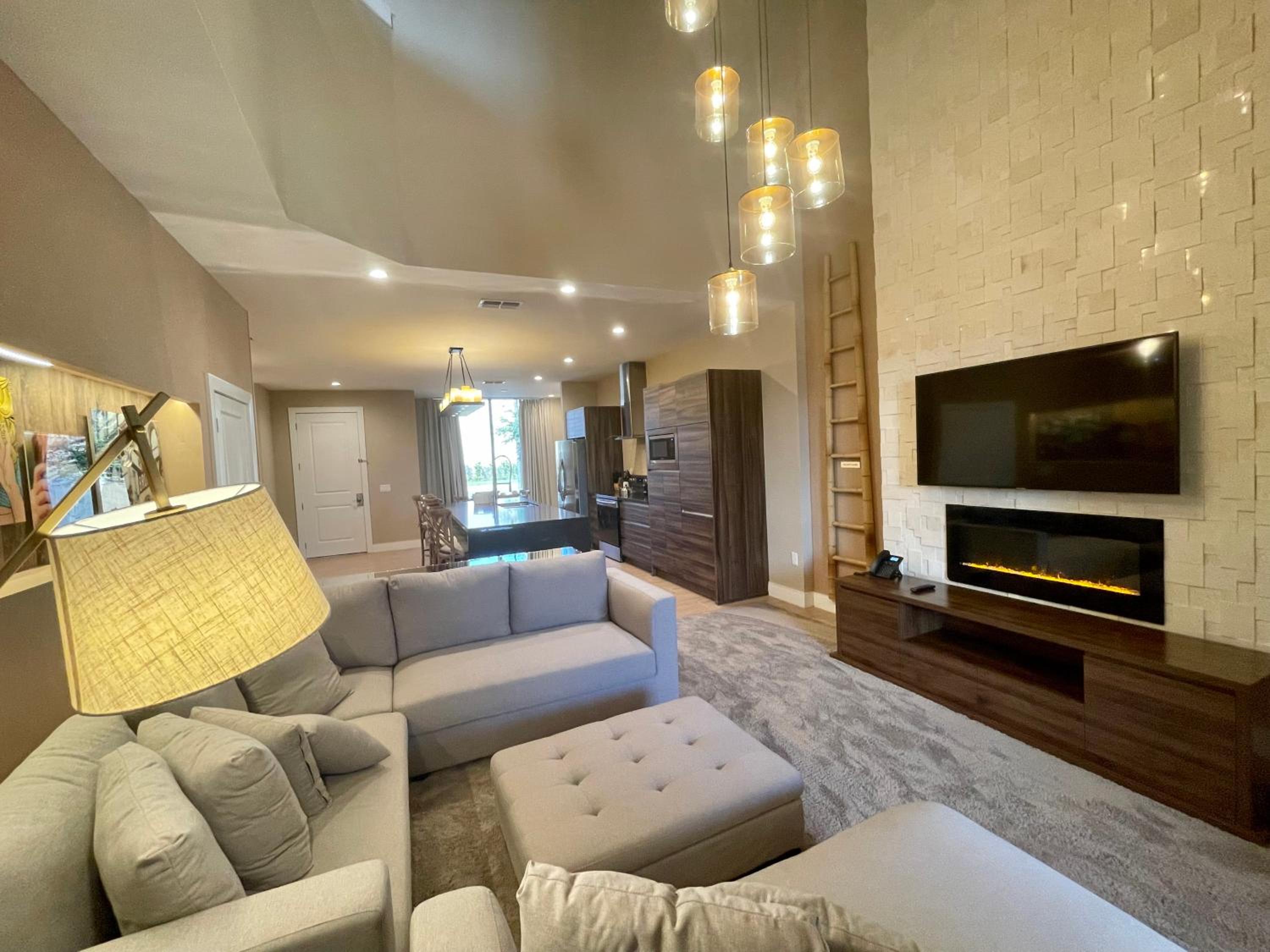 Luxury Home in Orlando with private Hot Tub - 7 Min from Disney Parks - 3 bedrooms and 4 bathrooms!