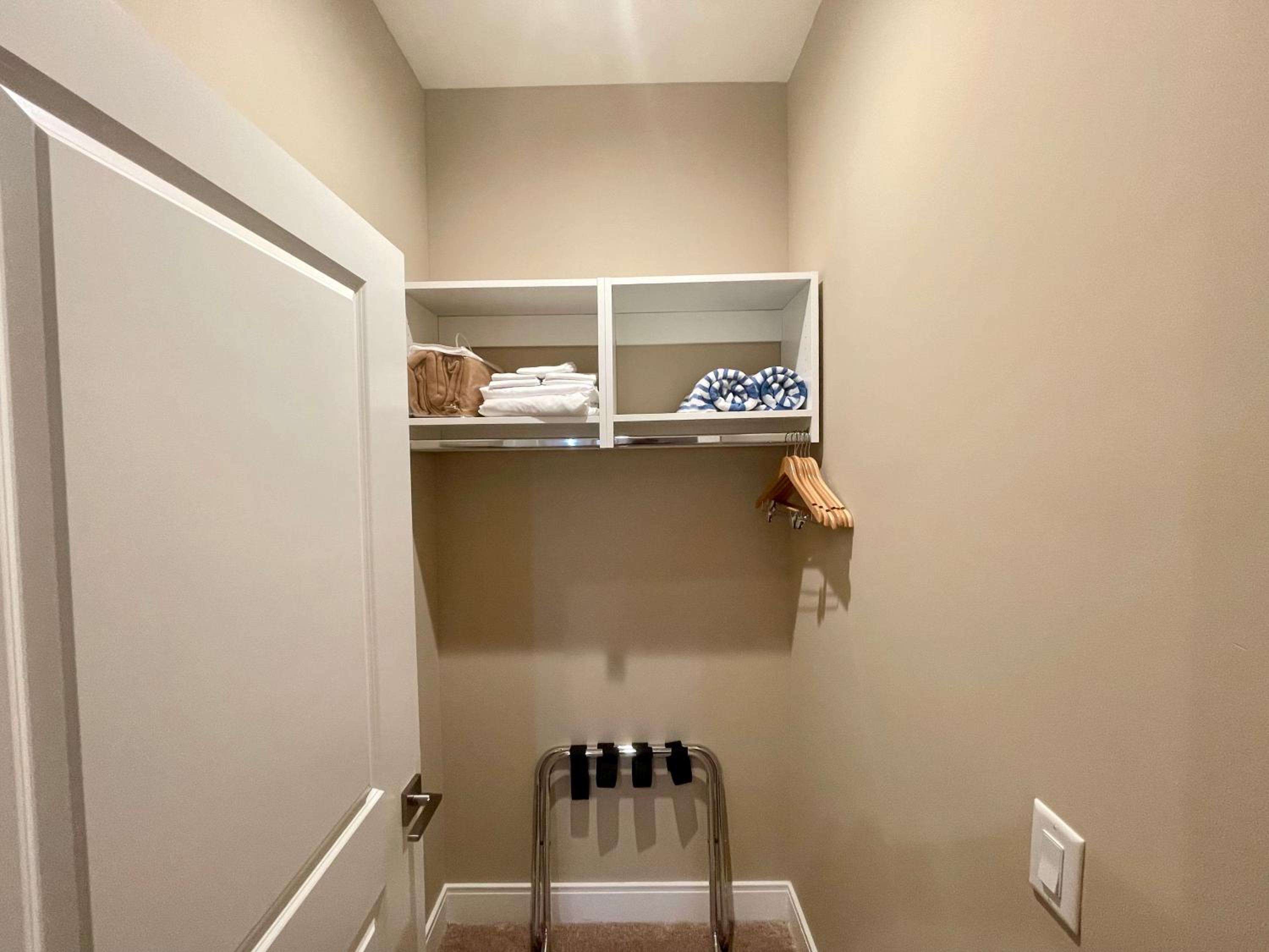 Luxury Home in Orlando with private Hot Tub - 7 Min from Disney Parks - 3 bedrooms and 4 bathrooms!