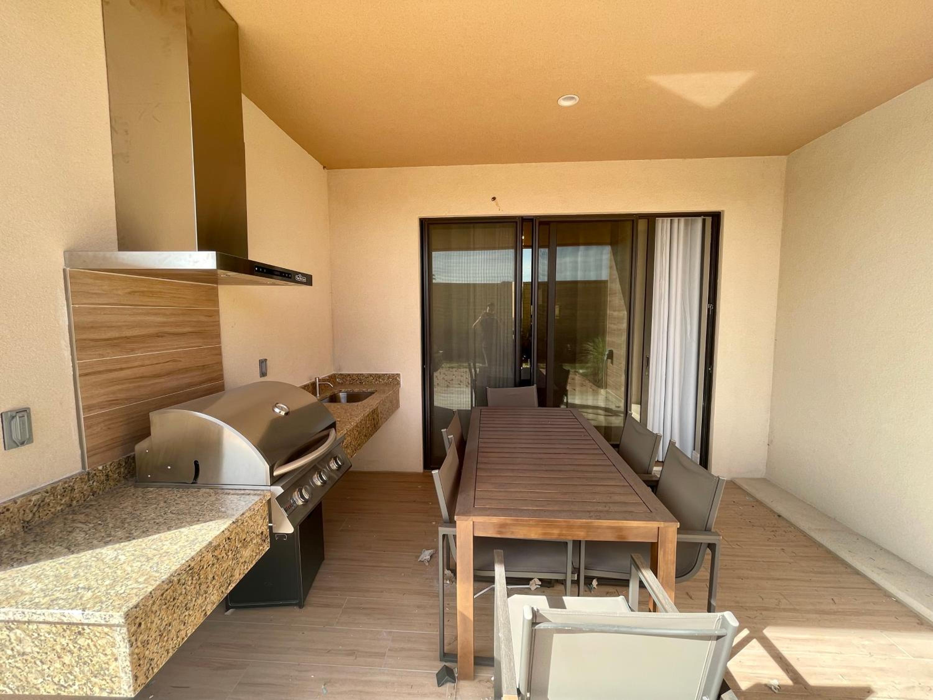 Luxury Home in Orlando with private Hot Tub - 7 Min from Disney Parks - 3 bedrooms and 4 bathrooms!