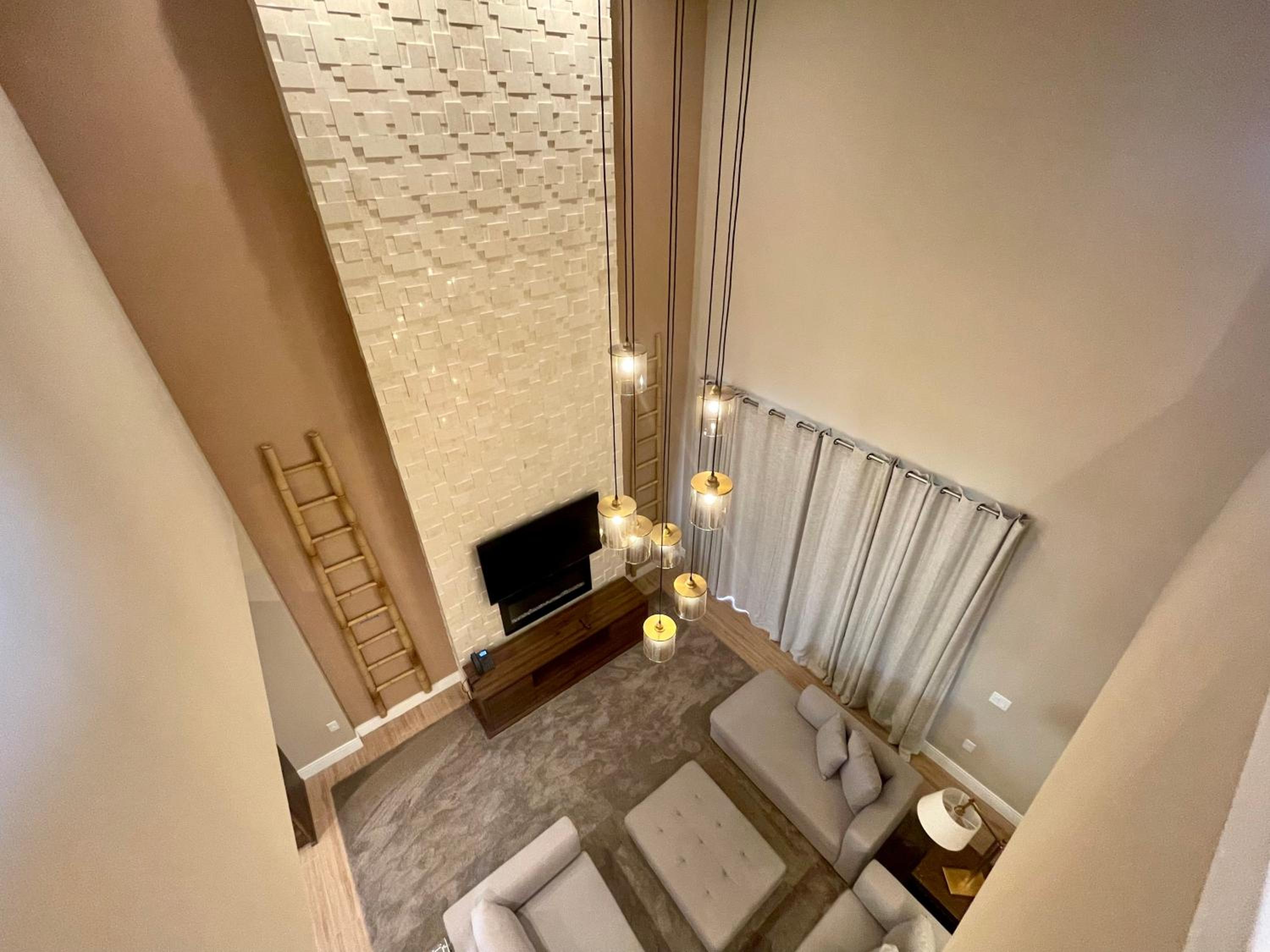 Luxury Home in Orlando with private Hot Tub - 7 Min from Disney Parks - 3 bedrooms and 4 bathrooms!