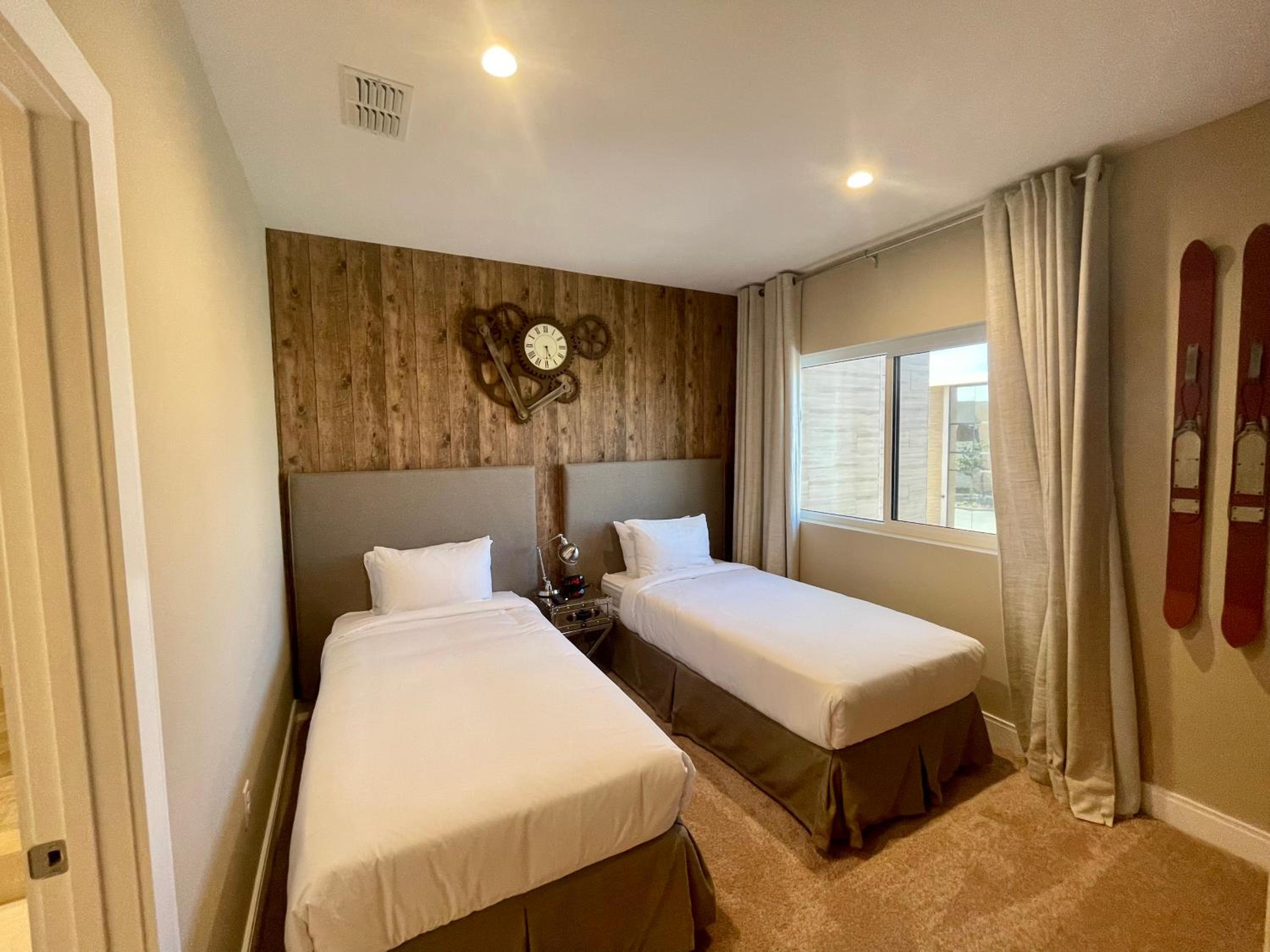 Luxury Home in Orlando with private Hot Tub - 7 Min from Disney Parks - 3 bedrooms and 4 bathrooms!