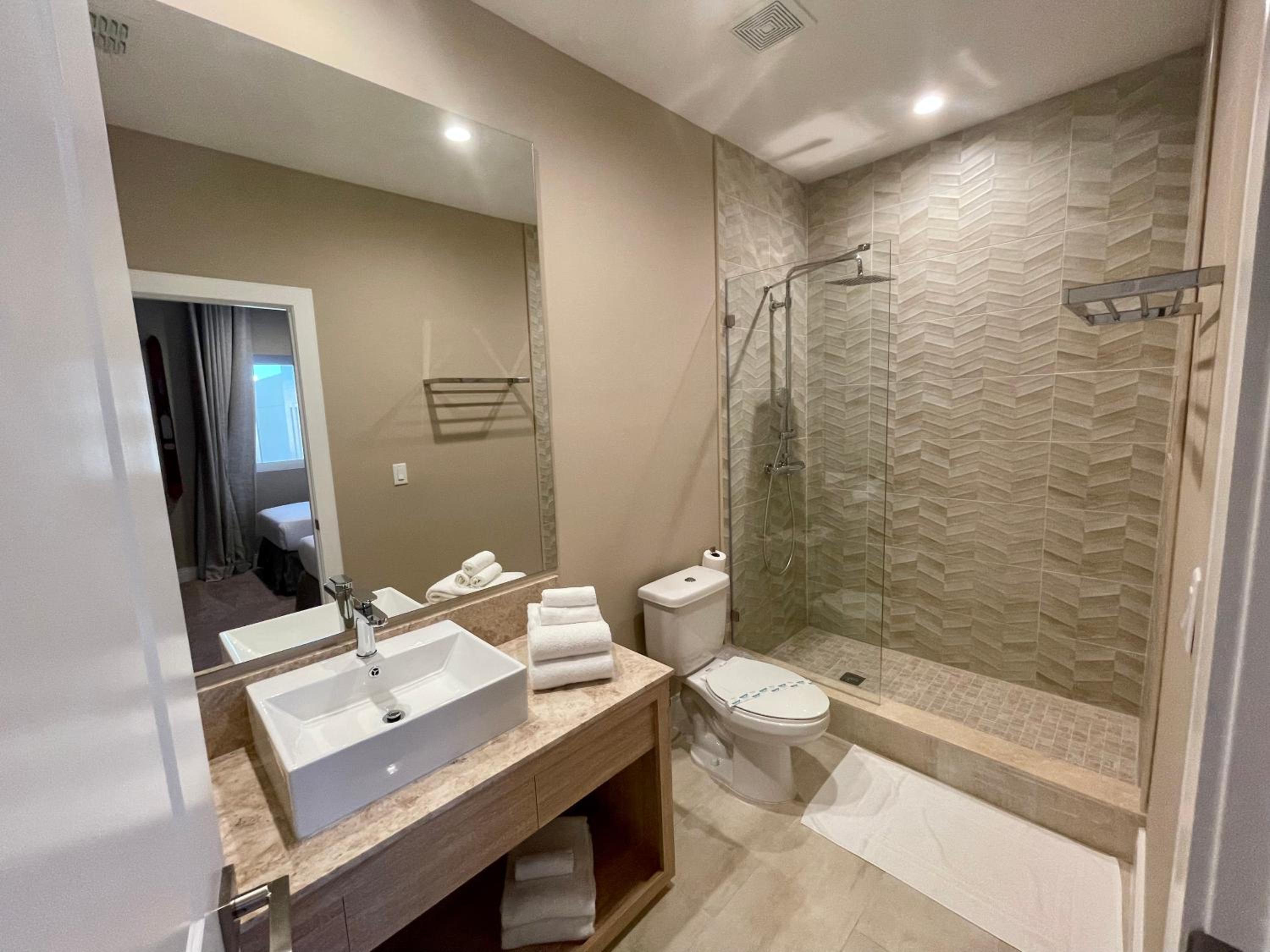 Luxury Home in Orlando with private Hot Tub - 7 Min from Disney Parks - 3 bedrooms and 4 bathrooms!