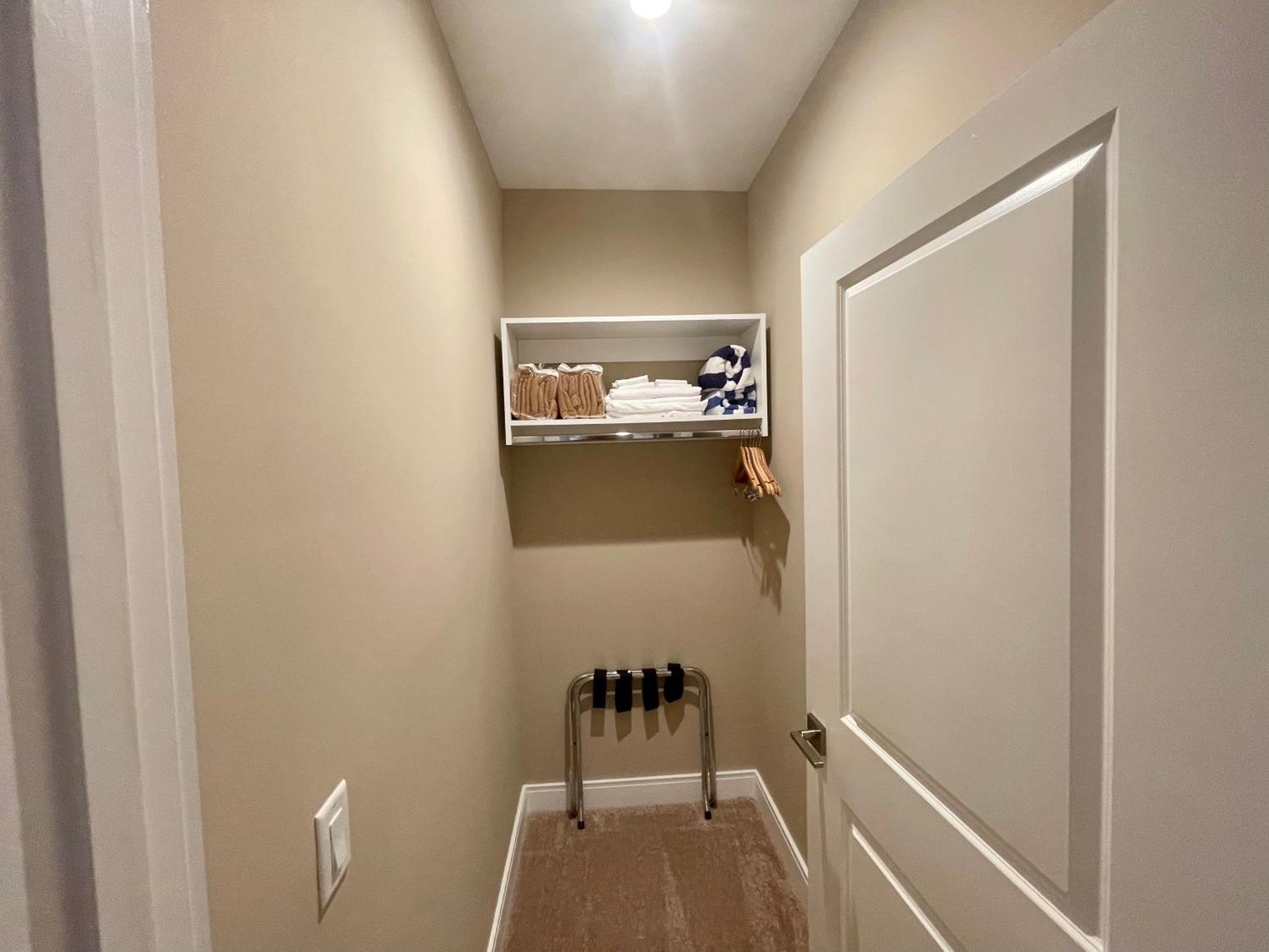 Luxury Home in Orlando with private Hot Tub - 7 Min from Disney Parks - 3 bedrooms and 4 bathrooms!