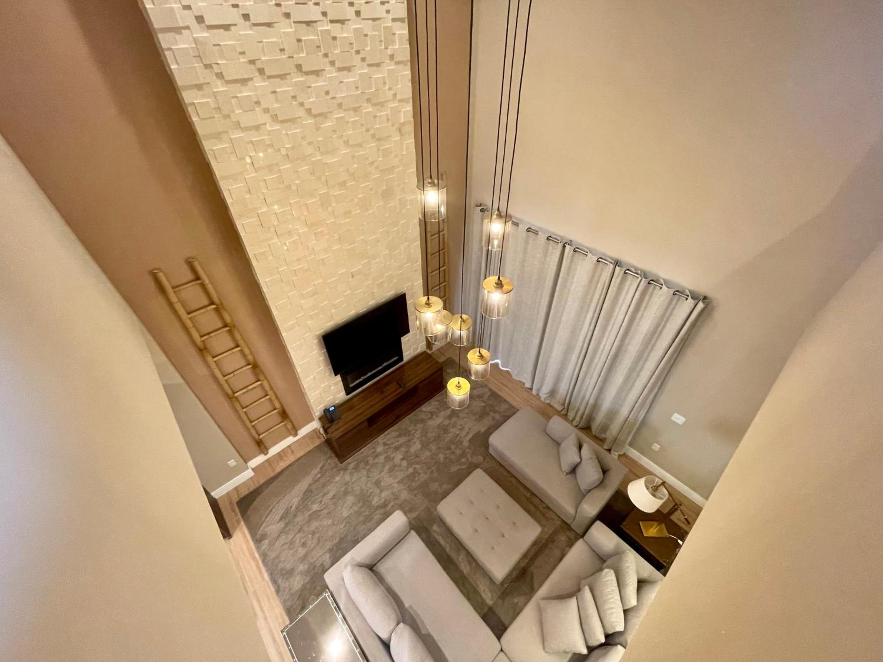 Luxury Home in Orlando with private Hot Tub - 7 Min from Disney Parks - 3 bedrooms and 4 bathrooms!