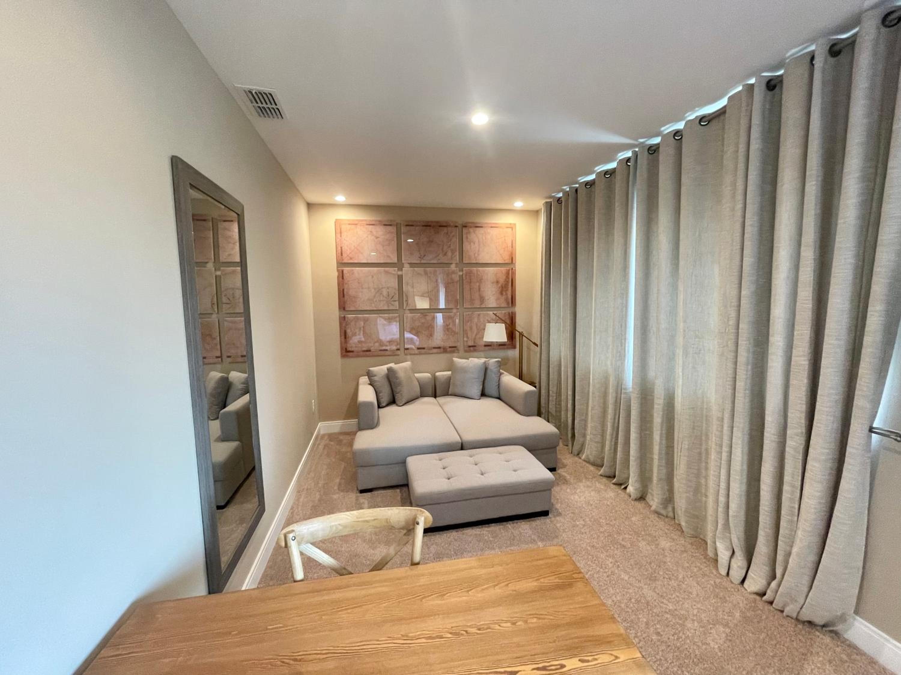 Luxury Home in Orlando with private Hot Tub - 7 Min from Disney Parks - 3 bedrooms and 4 bathrooms!
