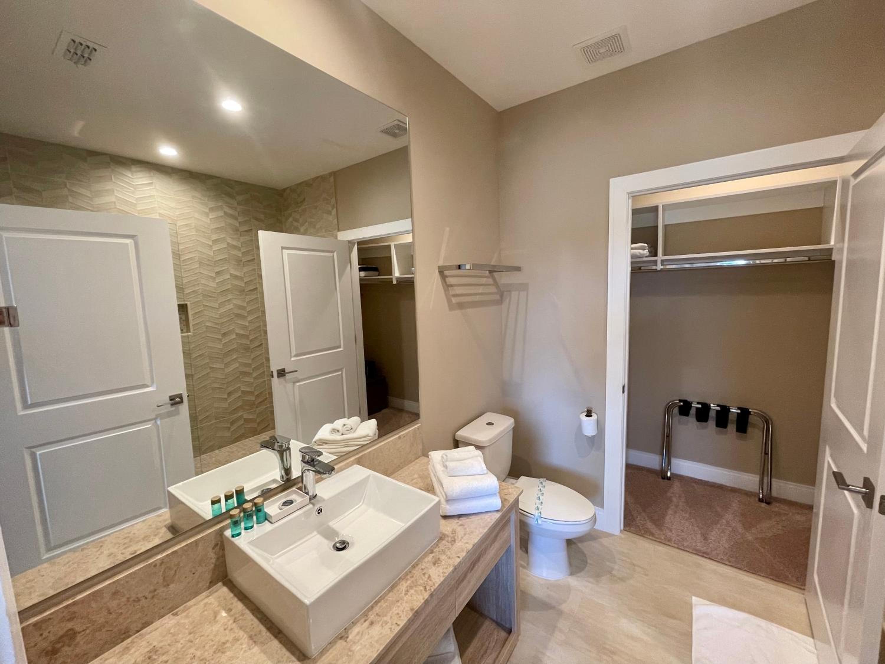 Luxury Home in Orlando with private Hot Tub - 7 Min from Disney Parks - 3 bedrooms and 4 bathrooms!