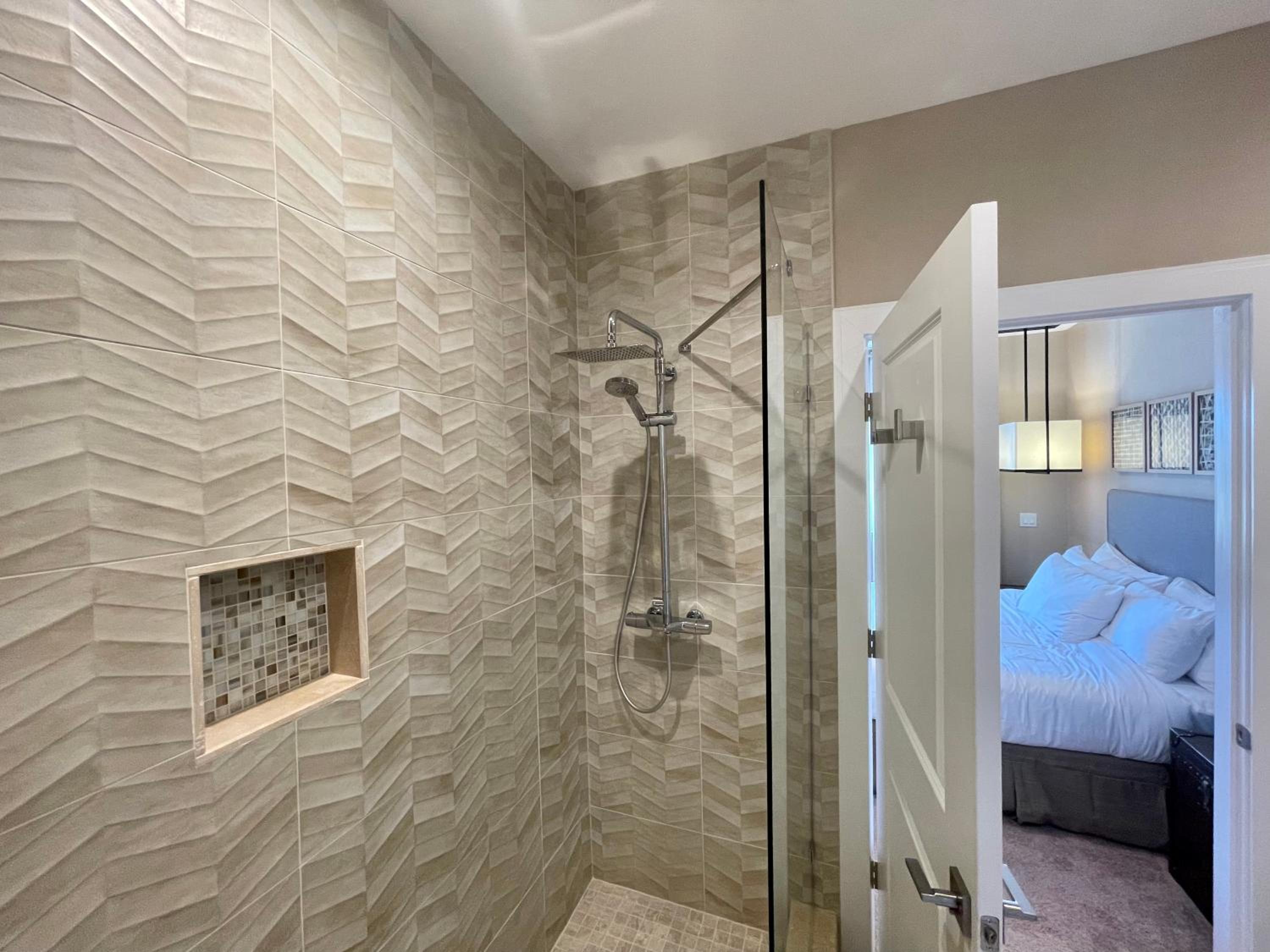 Luxury Home in Orlando with private Hot Tub - 7 Min from Disney Parks - 3 bedrooms and 4 bathrooms!