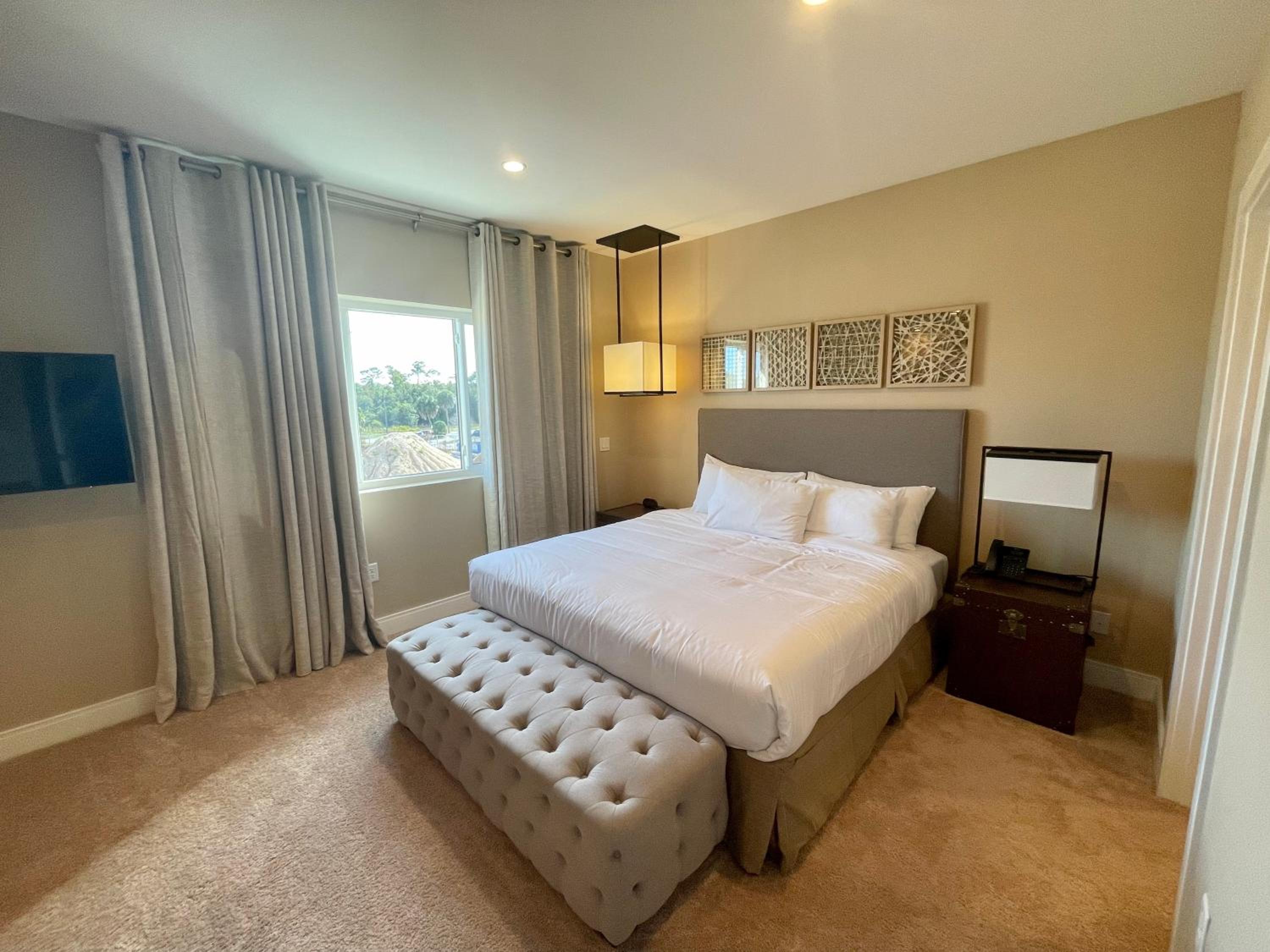 Luxury Home in Orlando with private Hot Tub - 7 Min from Disney Parks - 3 bedrooms and 4 bathrooms!