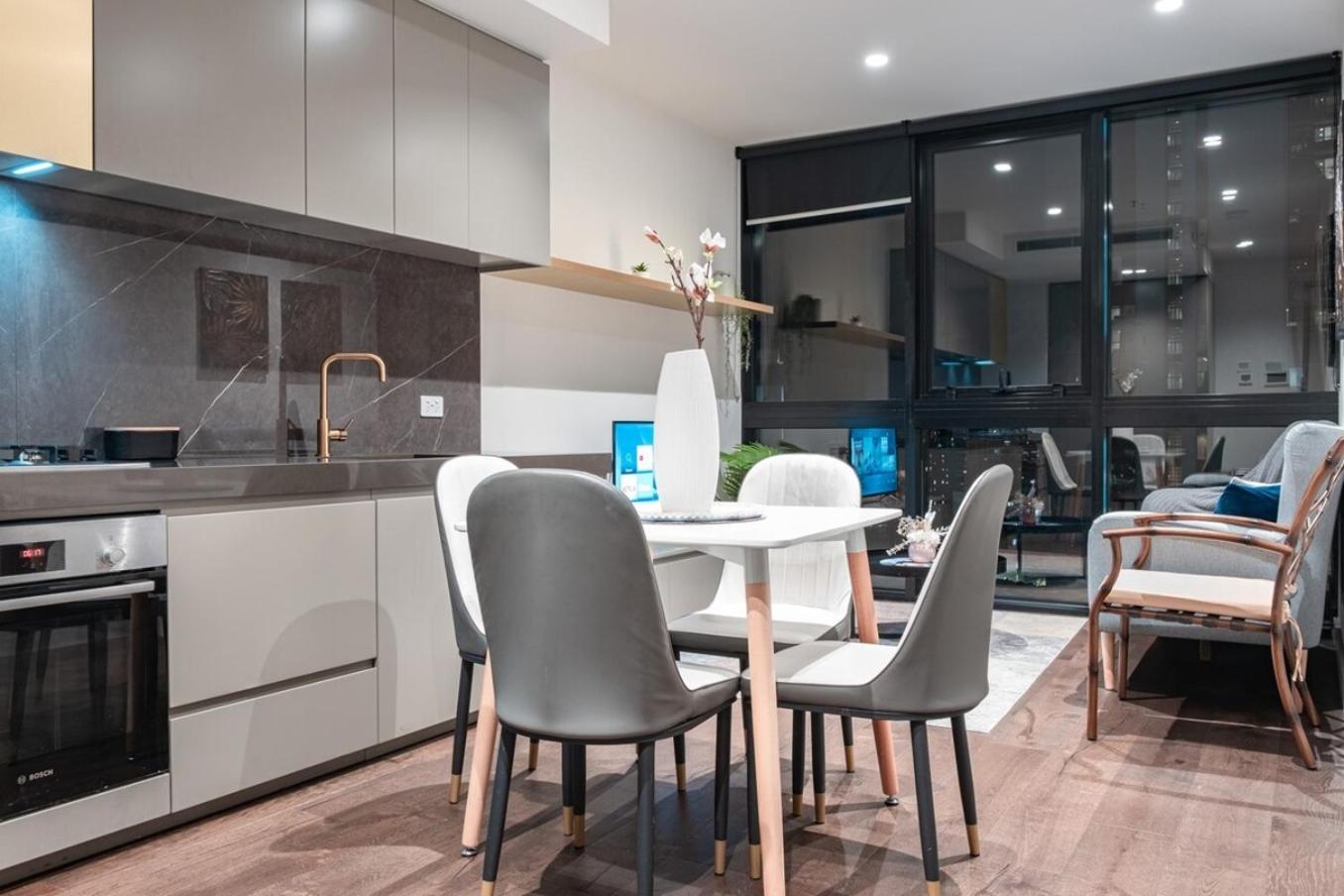 Relaxed 1BR1BA city view apt WIFI in Heart MelCBD view 4
