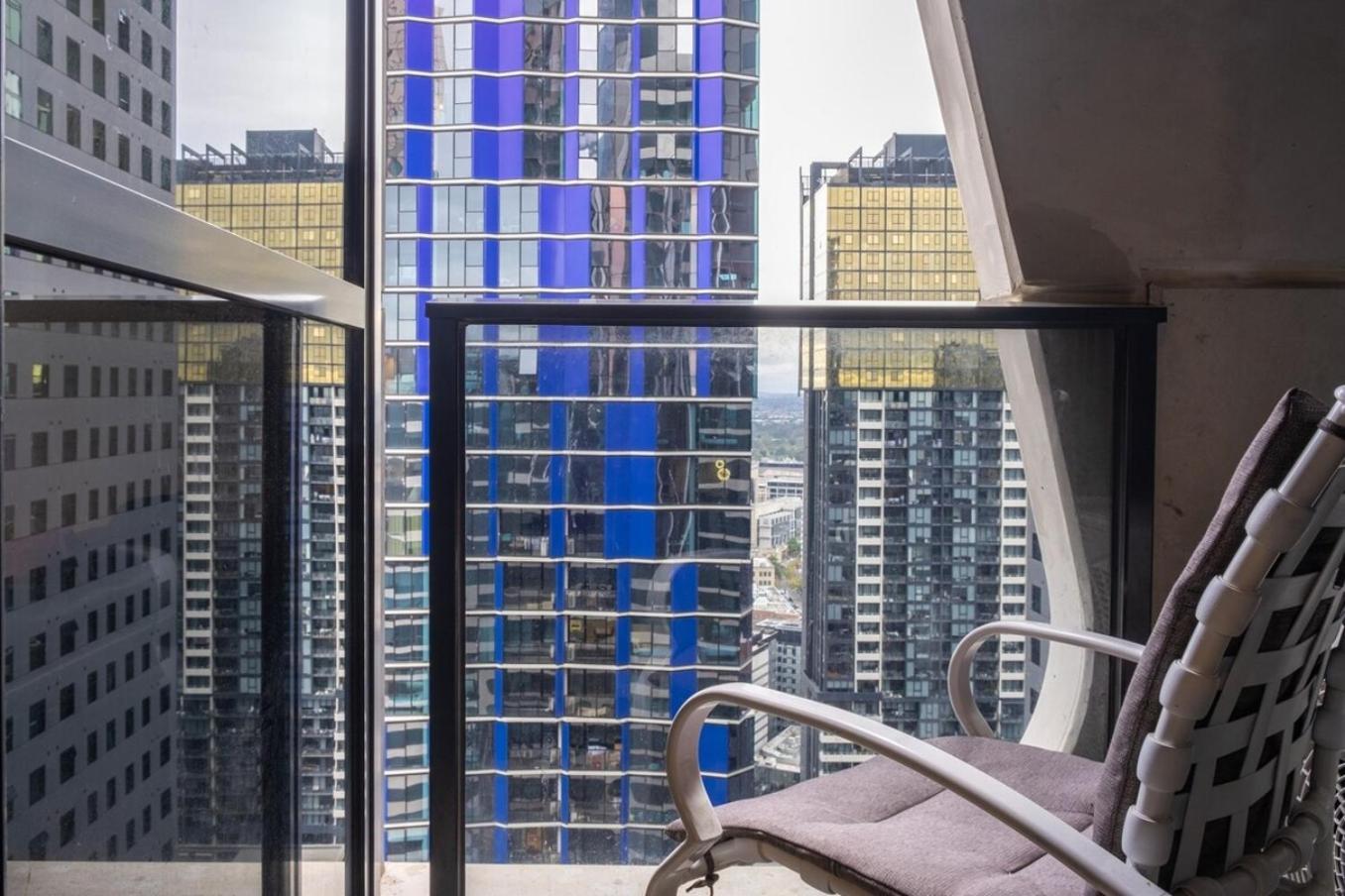 Elegant 1BR1BA Apt in high level WIFI Balcony Pool