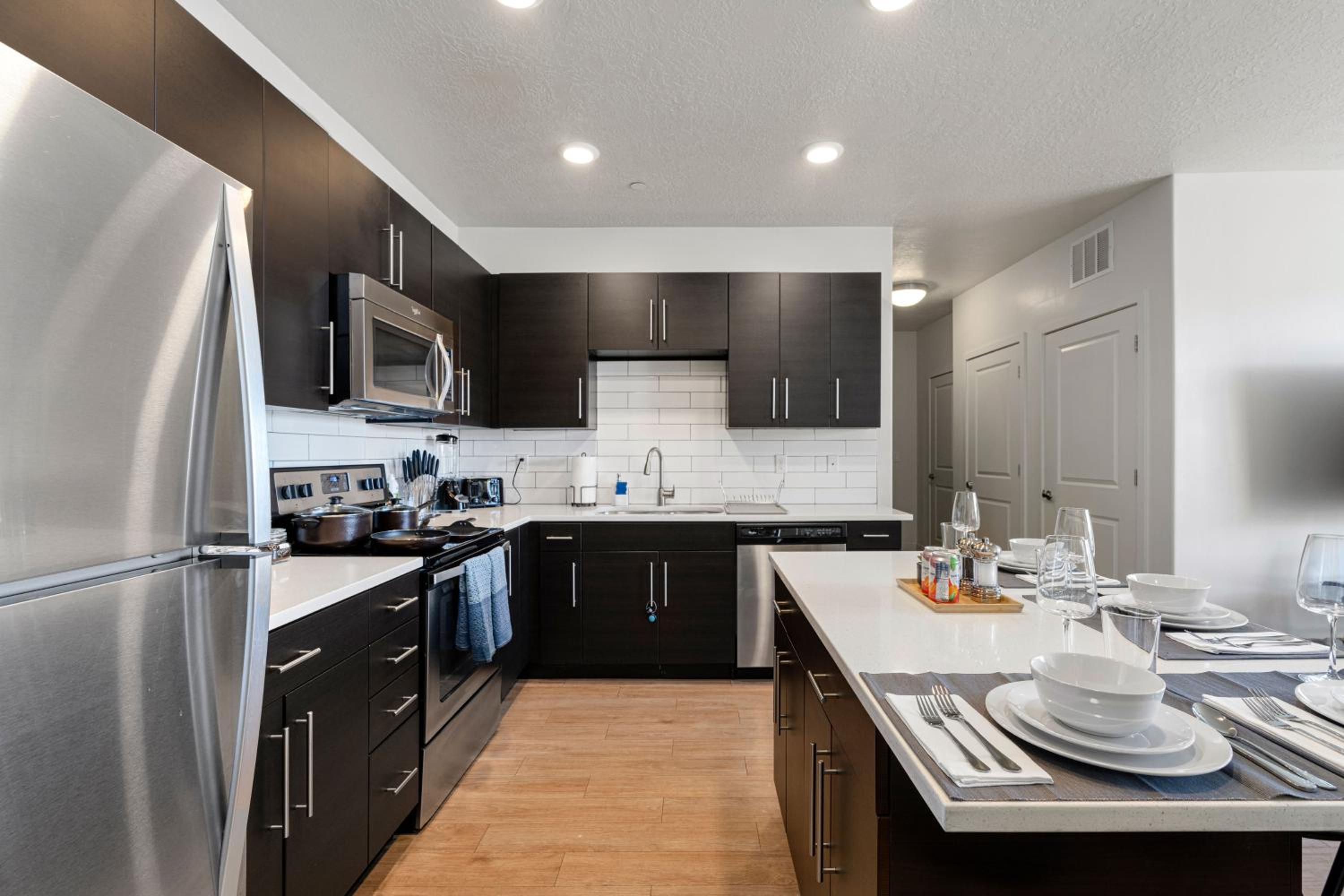 Large Luxury 2Bd 2Ba with office nook -prkg gym pool view 5