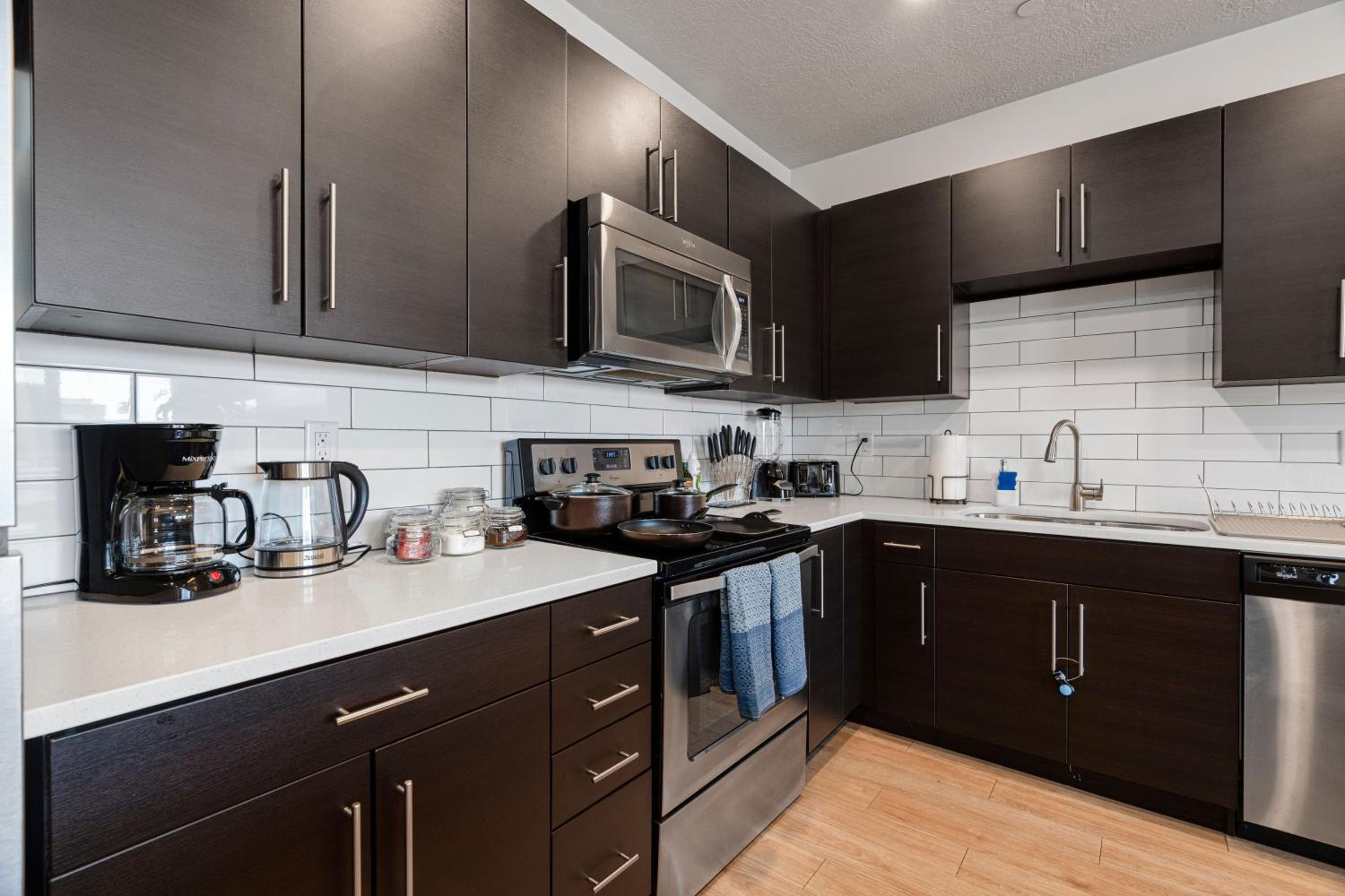 Large Luxury 2Bd 2Ba with office nook -prkg gym pool view 4