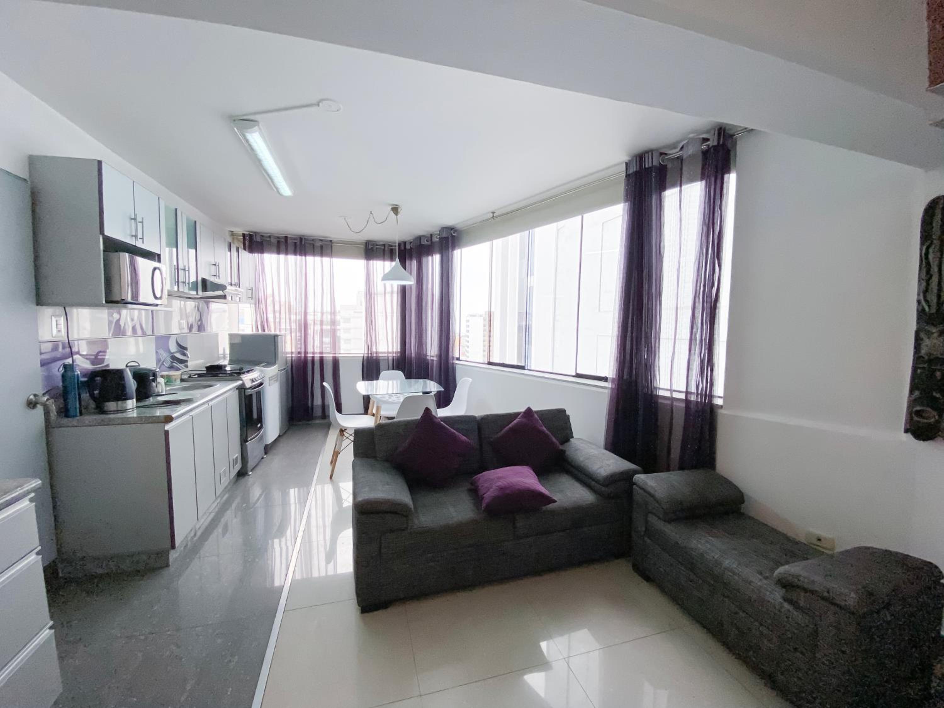 Miraflores-Habitación privada cerca al Parque Kennedy- Vivienda compartida con Anfitrion view 2
