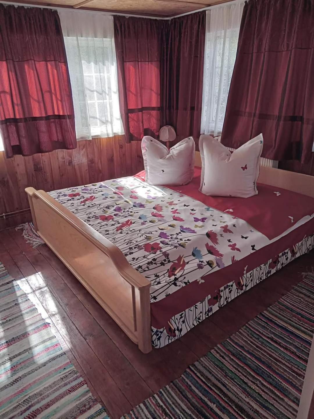 Cabana Poiana cu loc de joacă view 3