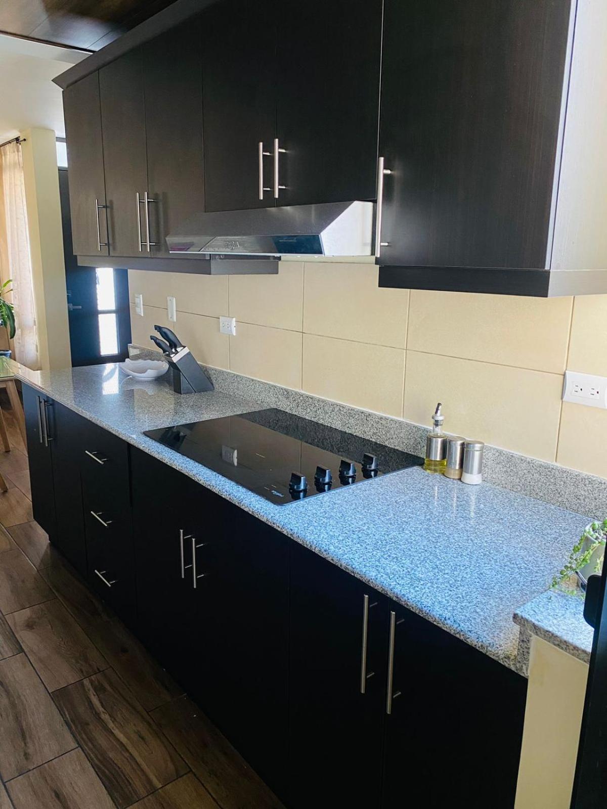 Apartamento con parqueo view 5