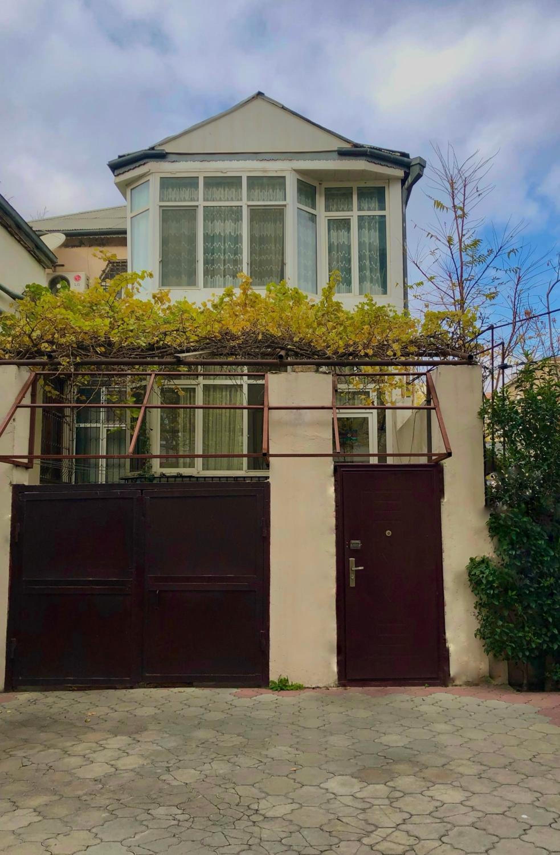 House next to Boulevard