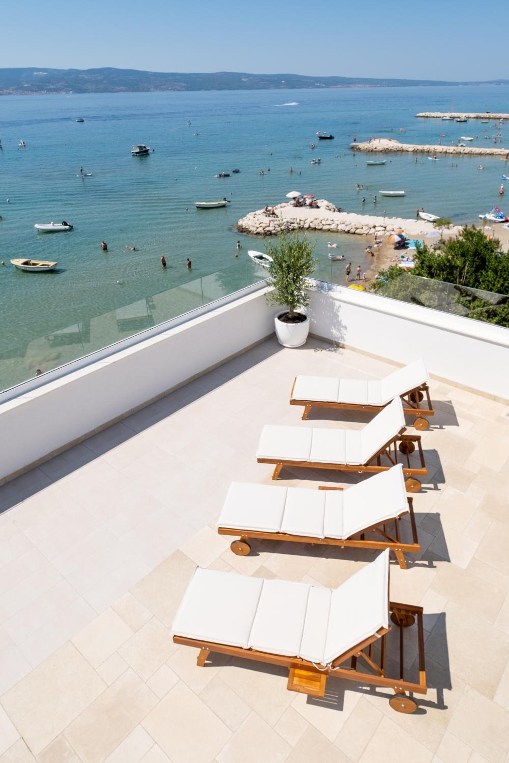 Villa Lara Beach Front Rooftop Pool & Stunning Views