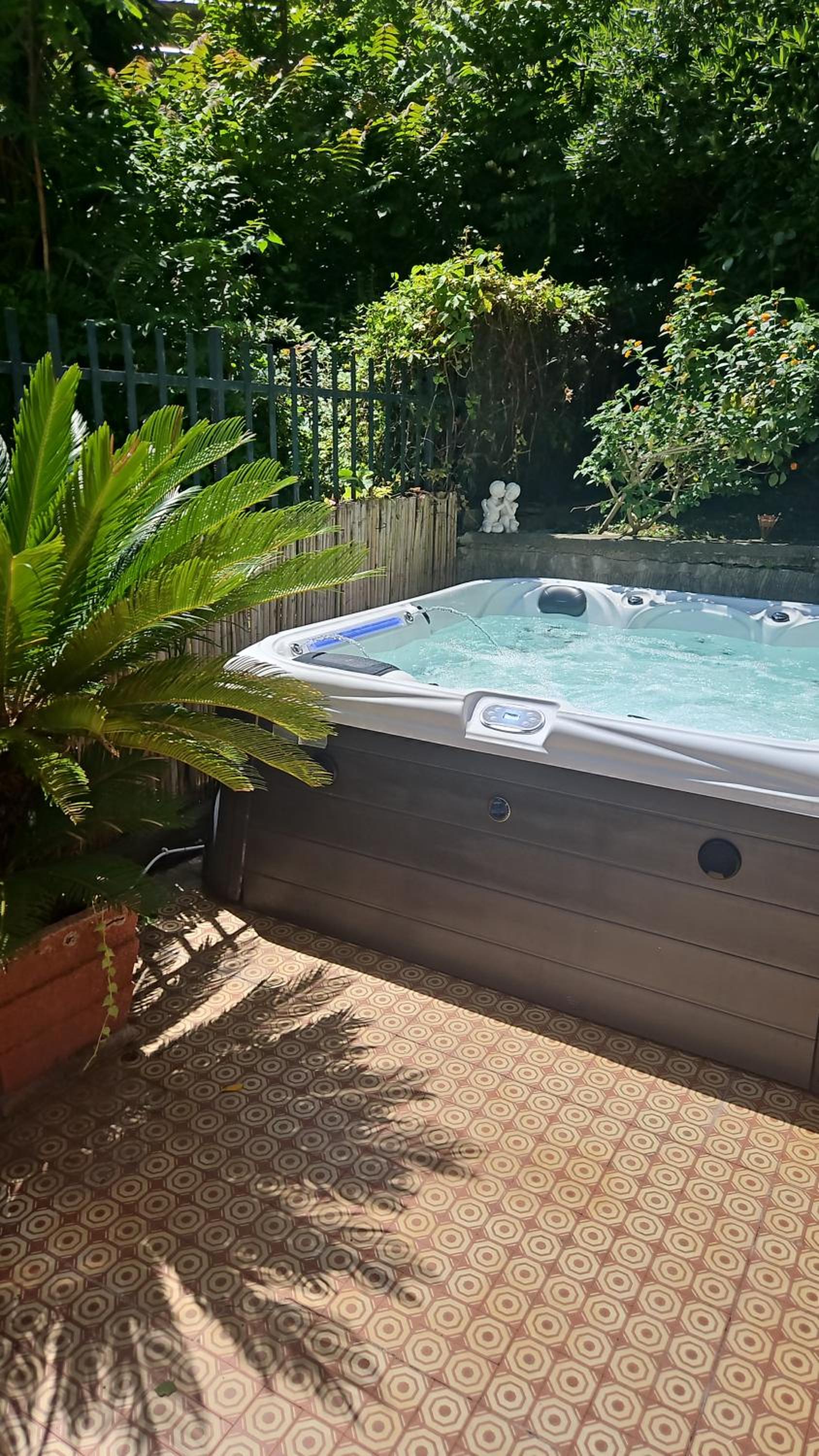 Rapallo 2-Bed Apt Sleeps 5 with Hot Tub photo 3