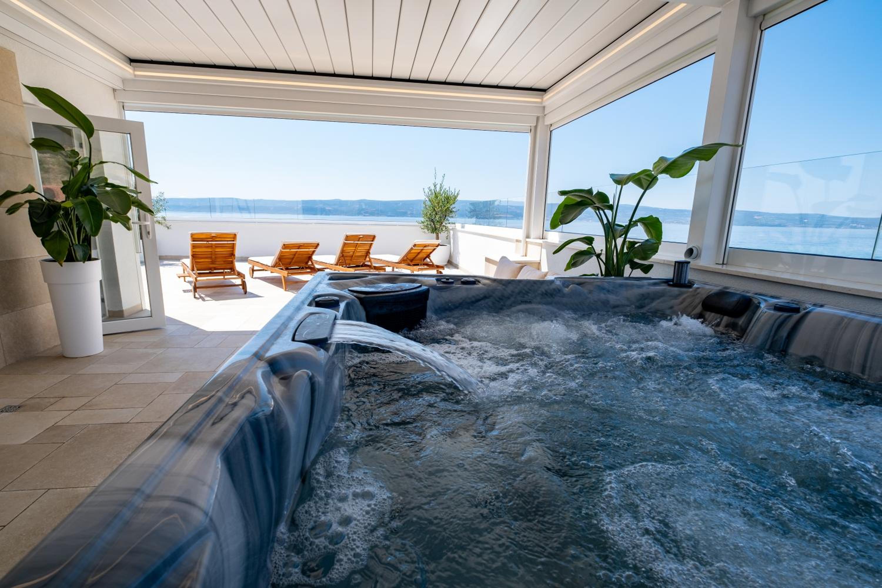 Villa Lara Beach Front Rooftop Pool & Stunning Views