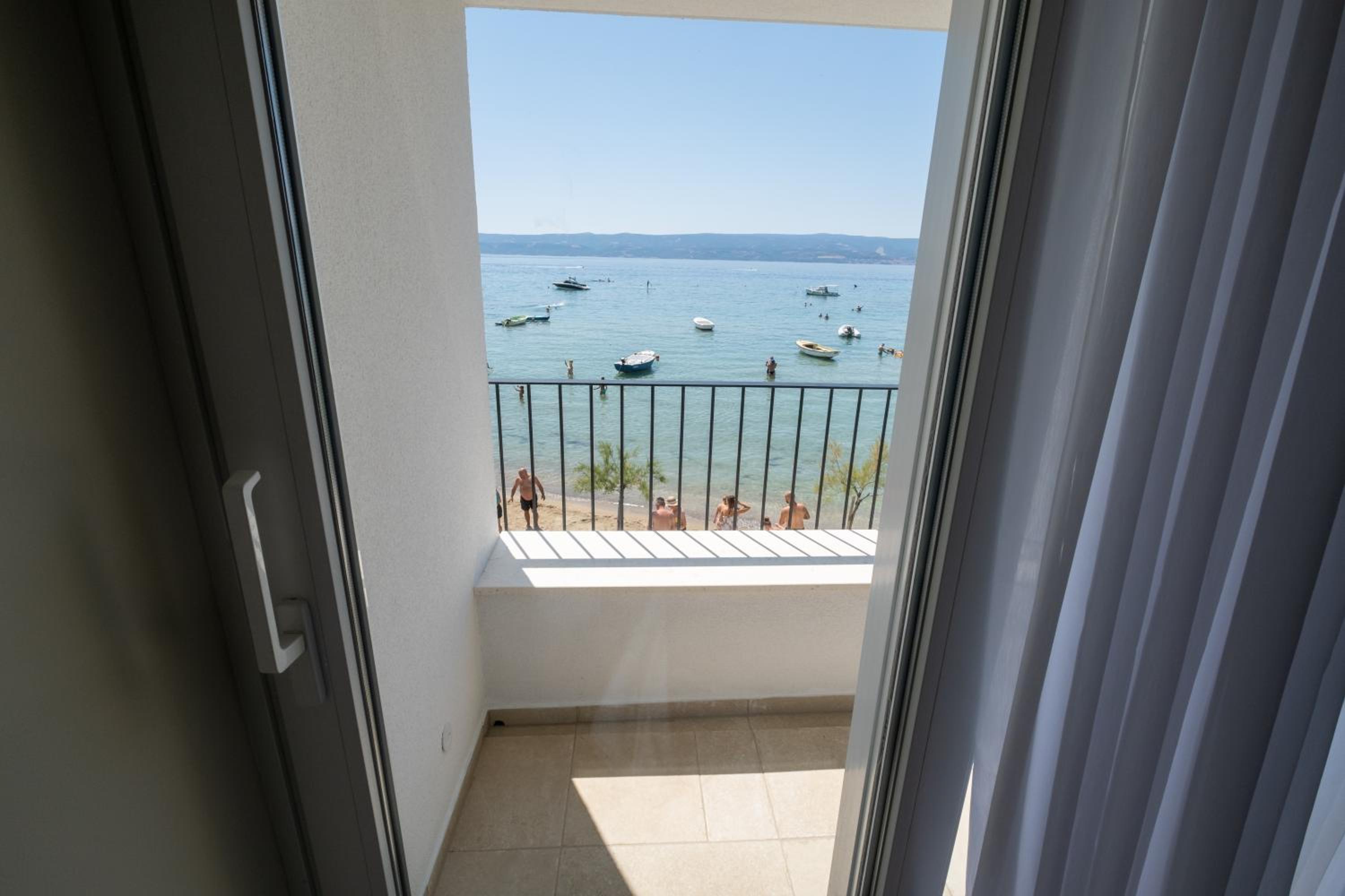 Villa Lara Beach Front Rooftop Pool & Stunning Views