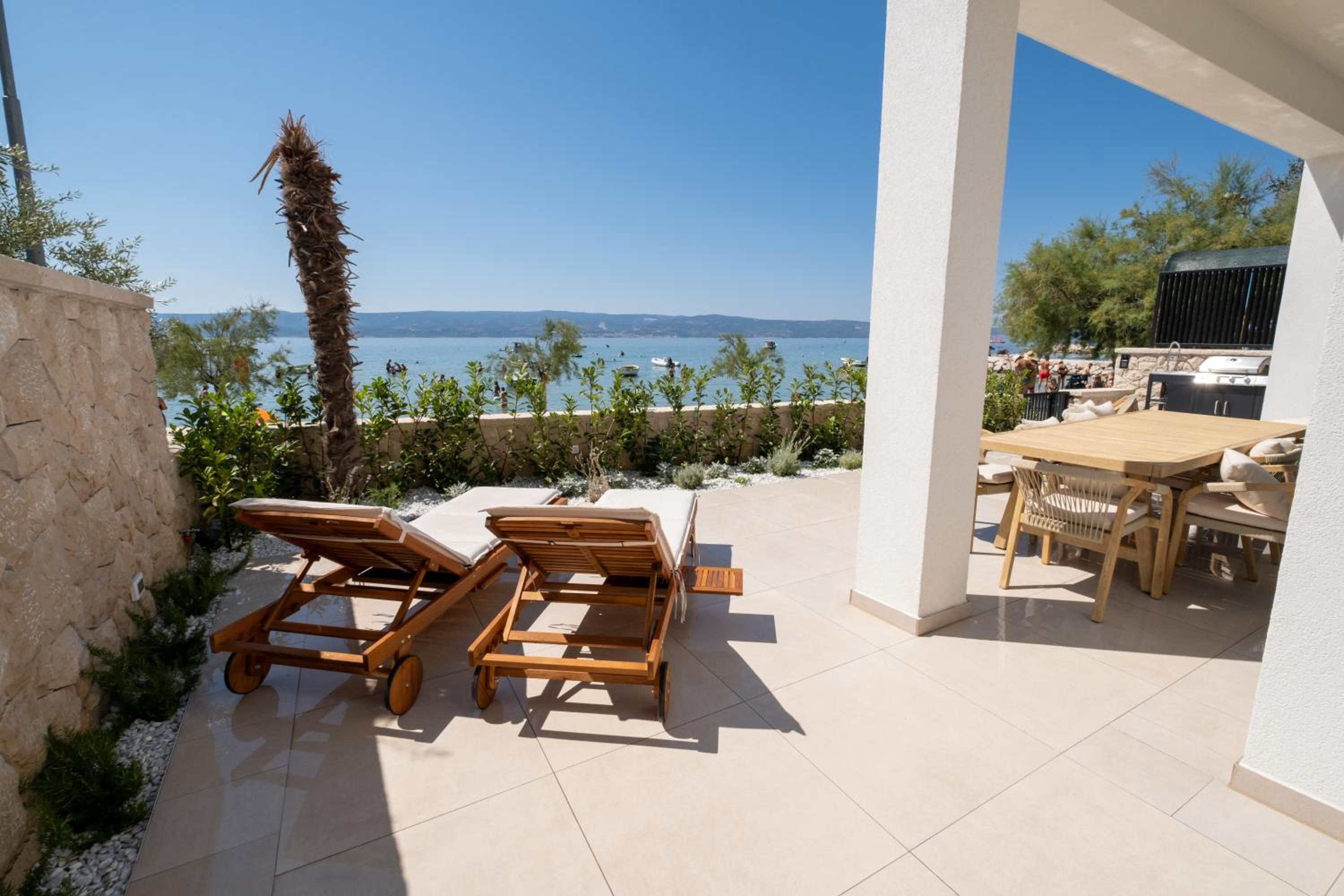 Villa Lara Beach Front Rooftop Pool & Stunning Views
