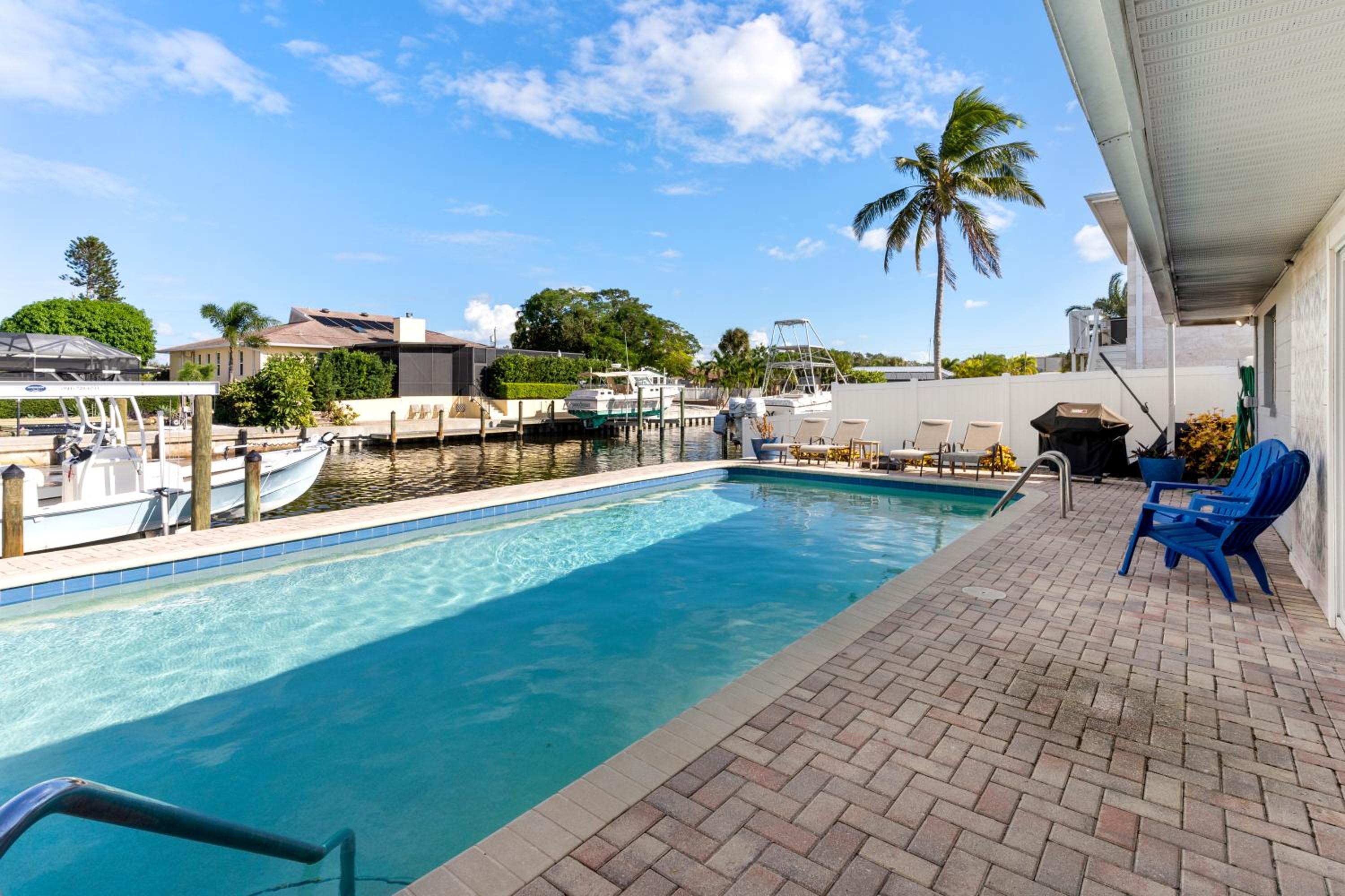 Casa Di Amici - Canal & Pool Home close to AMI! — photo 3